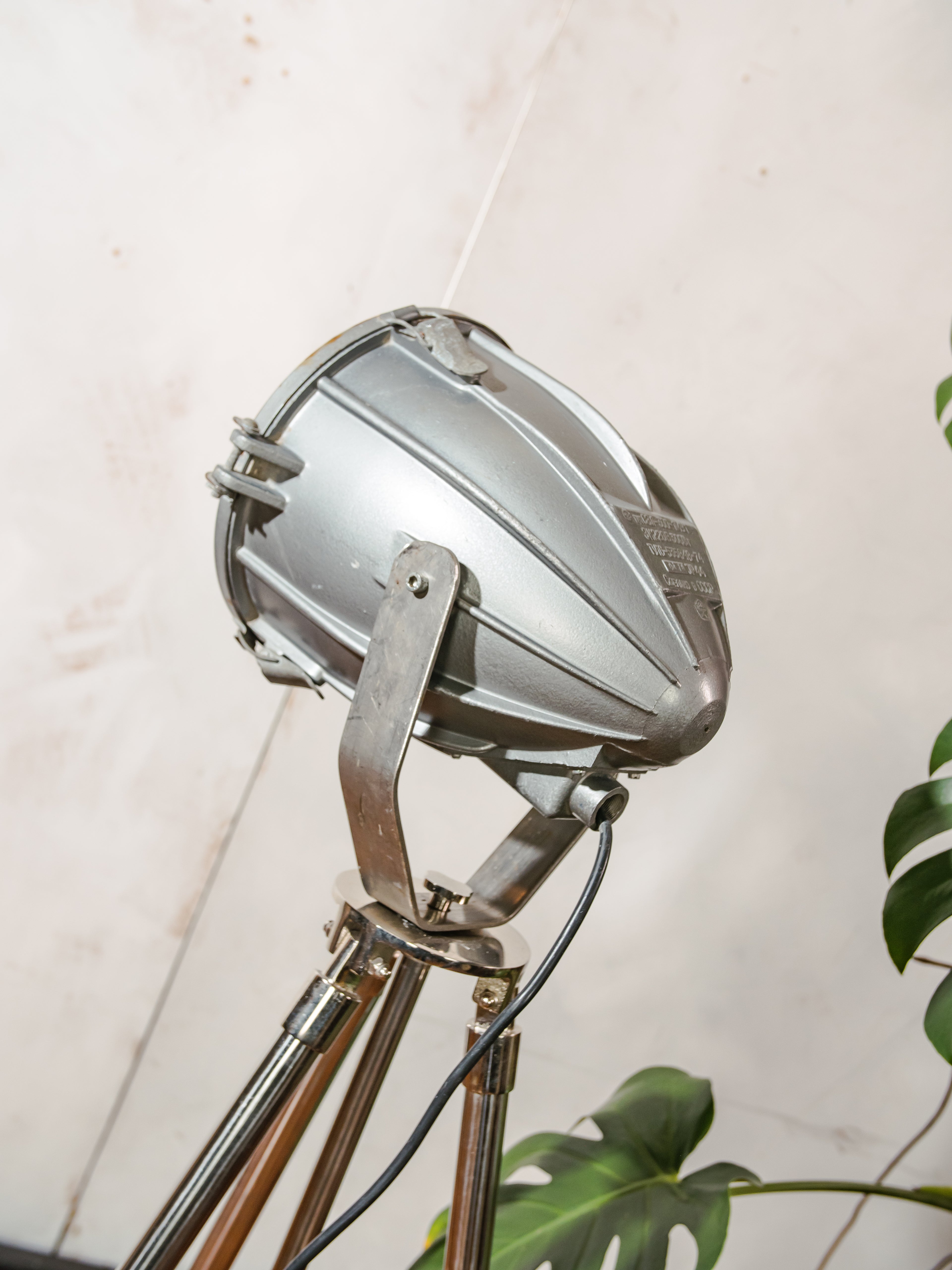 Vintage Spotlight op Chrome Tripod Vloerlamp, Grijs 1970s CCCP Sovjet Raket vormige industriële Verlichting, Mid Century Modern