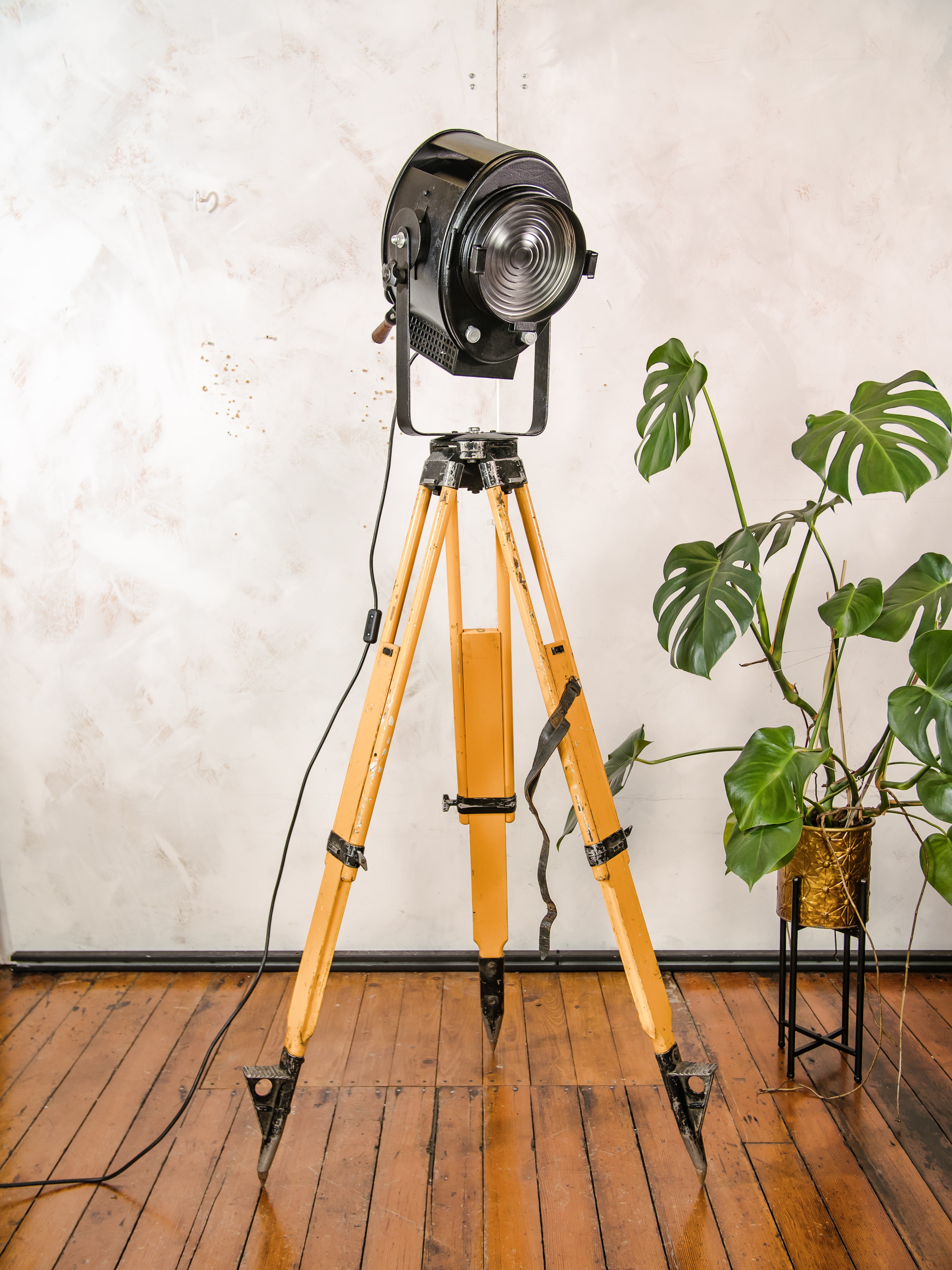 Antieke jaren 50 A.E. Cremer Paris Black Film Spotlight op vintage houten Landmeters statief, theaterlamp, industriële retro Fresne verlichting
