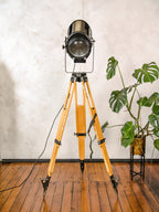 Antieke jaren 50 A.E. Cremer Paris Black Film Spotlight op vintage houten Landmeters statief, theaterlamp, industriële retro Fresne verlichting