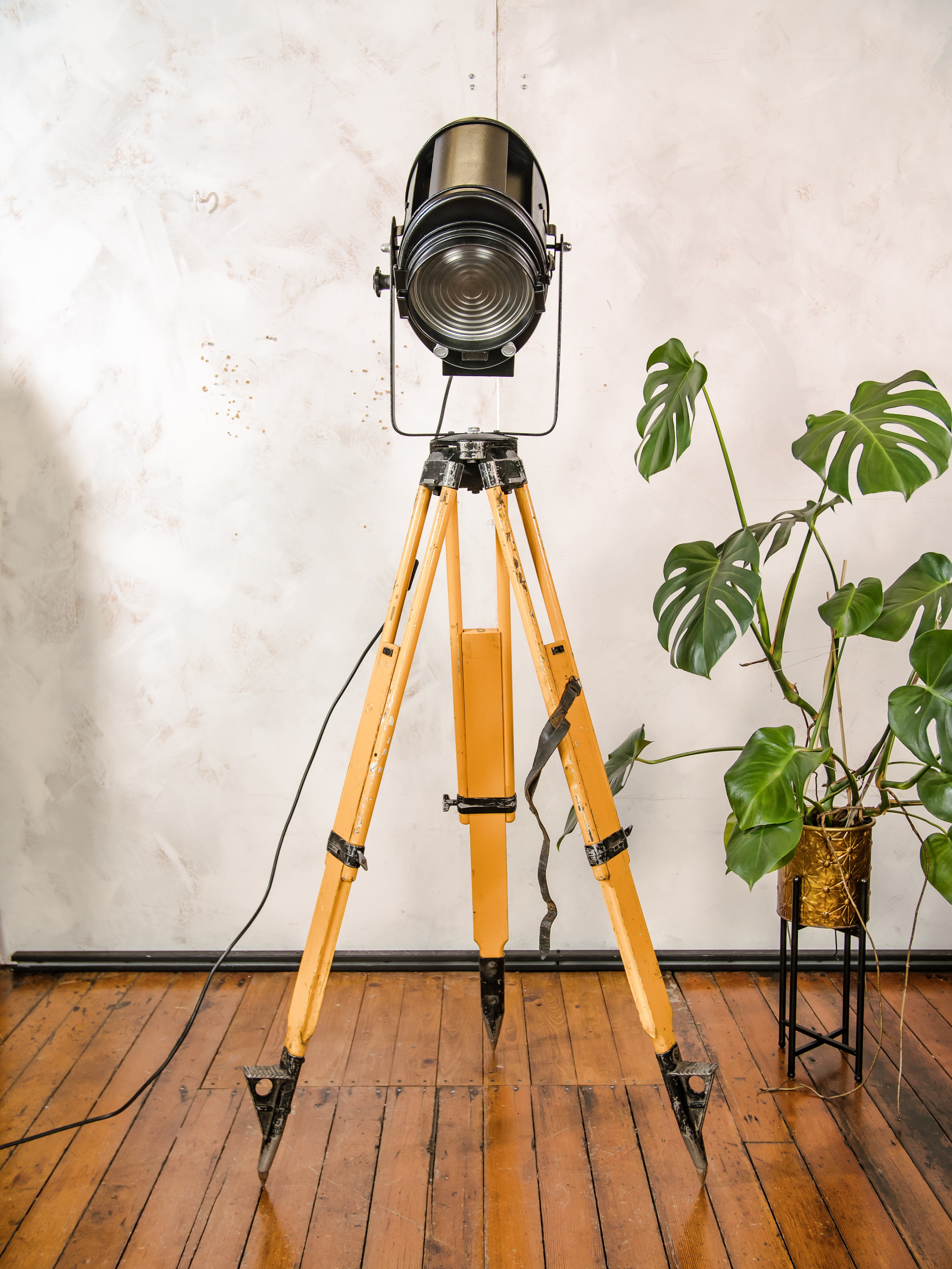 Antieke jaren 50 A.E. Cremer Paris Black Film Spotlight op vintage houten Landmeters statief, theaterlamp, industriële retro Fresne verlichting