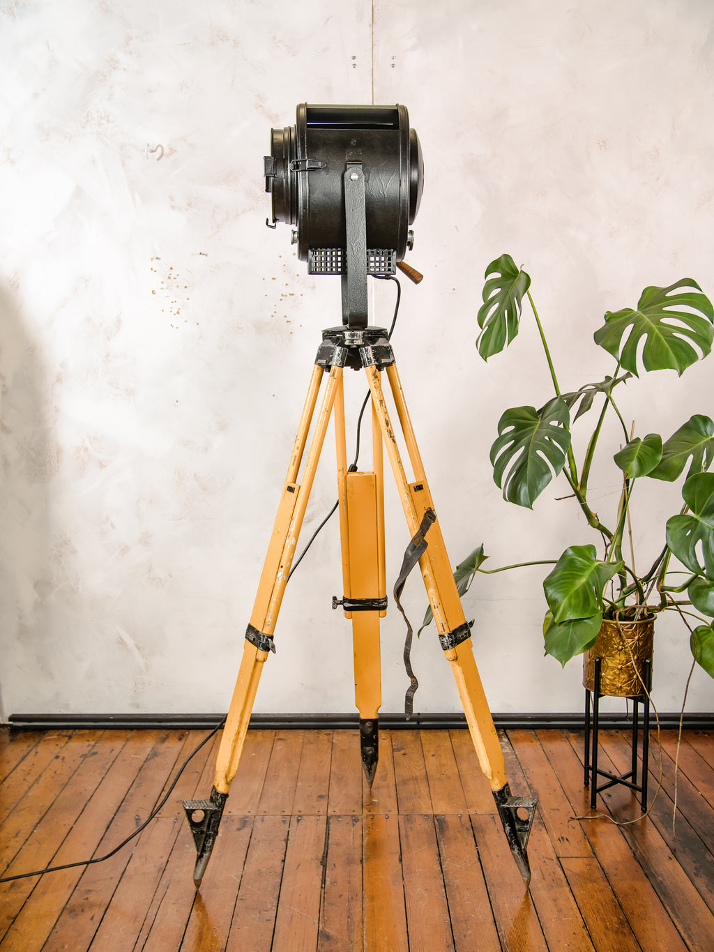 Antieke jaren 50 A.E. Cremer Paris Black Film Spotlight op vintage houten Landmeters statief, theaterlamp, industriële retro Fresne verlichting