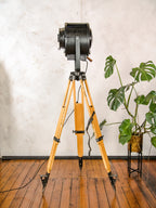 Antieke jaren 50 A.E. Cremer Paris Black Film Spotlight op vintage houten Landmeters statief, theaterlamp, industriële retro Fresne verlichting