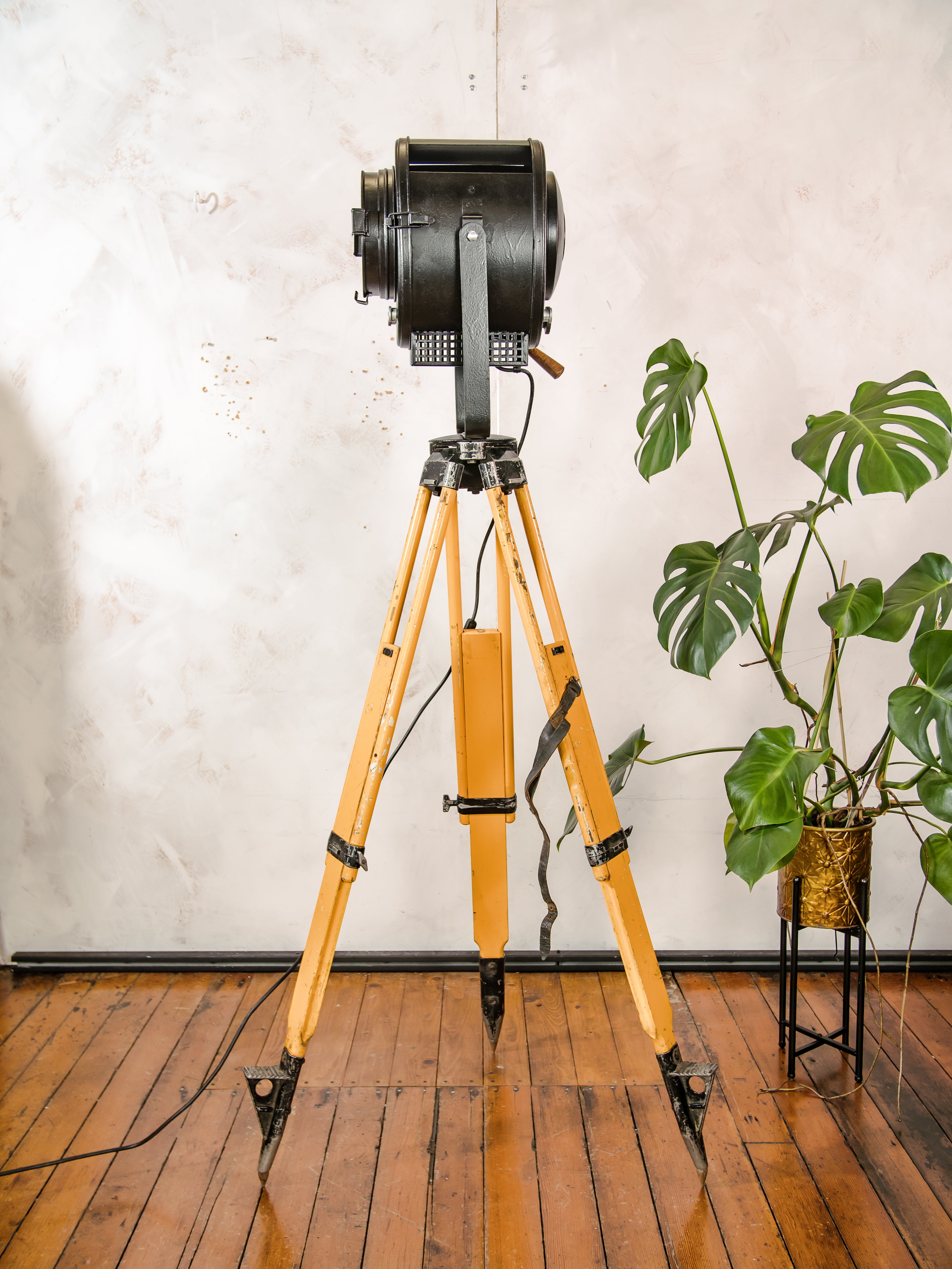 Antieke jaren 50 A.E. Cremer Paris Black Film Spotlight op vintage houten Landmeters statief, theaterlamp, industriële retro Fresne verlichting
