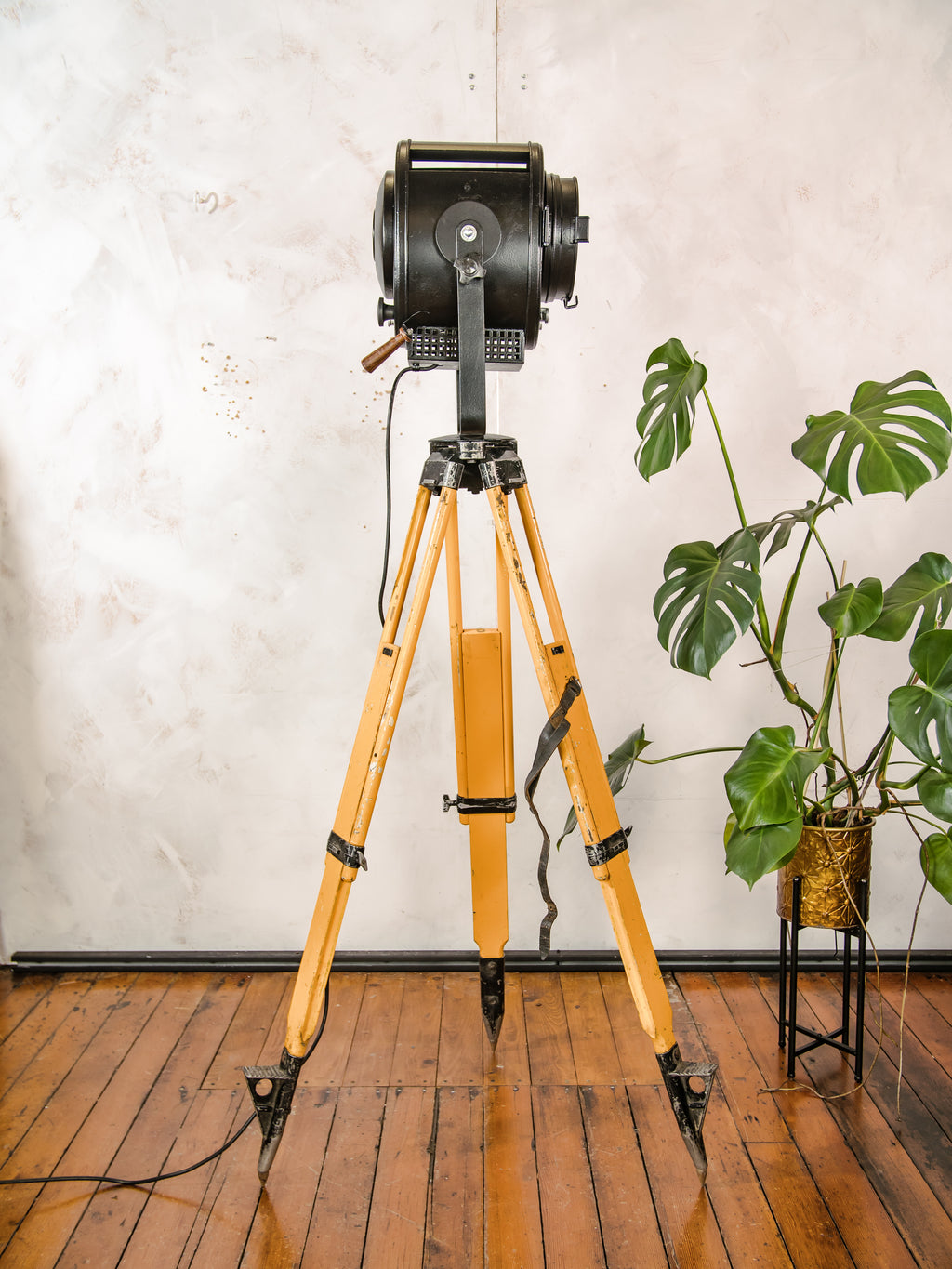 Antieke jaren 50 A.E. Cremer Paris Black Film Spotlight op vintage houten Landmeters statief, theaterlamp, industriële retro Fresne verlichting