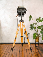 Antieke jaren 50 A.E. Cremer Paris Black Film Spotlight op vintage houten Landmeters statief, theaterlamp, industriële retro Fresne verlichting