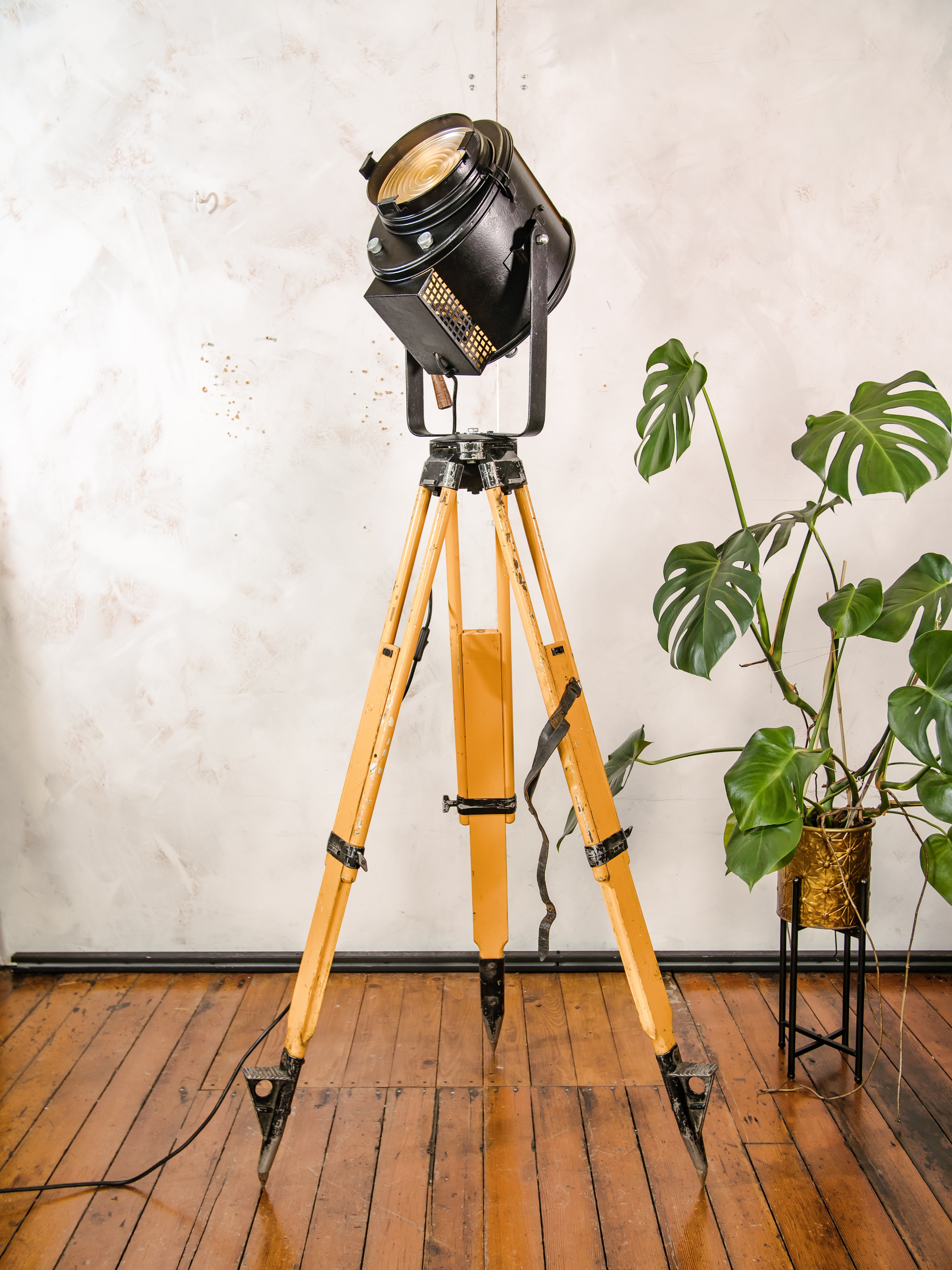 Antieke jaren 50 A.E. Cremer Paris Black Film Spotlight op vintage houten Landmeters statief, theaterlamp, industriële retro Fresne verlichting