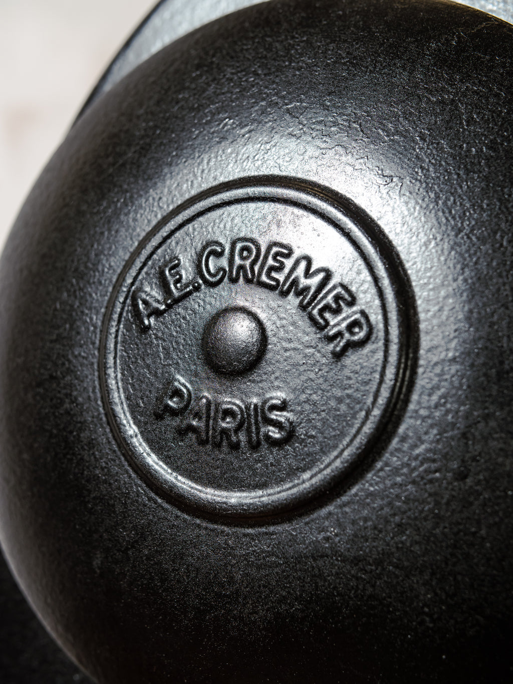 Antieke jaren 50 A.E. Cremer Paris Black Film Spotlight op vintage houten Landmeters statief, theaterlamp, industriële retro Fresne verlichting