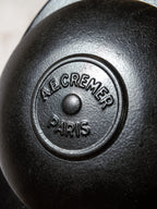 Antieke jaren 50 A.E. Cremer Paris Black Film Spotlight op vintage houten Landmeters statief, theaterlamp, industriële retro Fresne verlichting