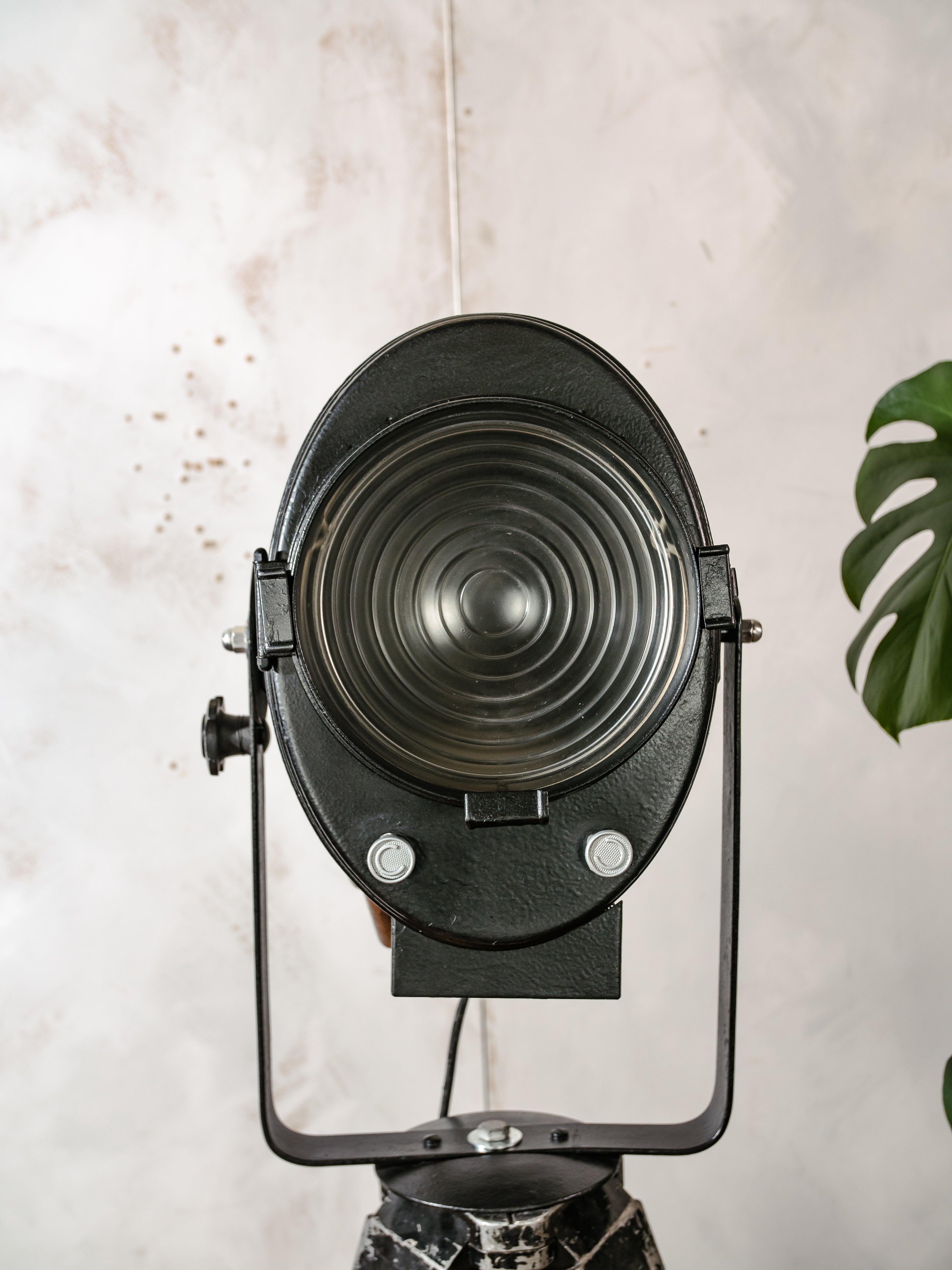 Antieke jaren 50 A.E. Cremer Paris Black Film Spotlight op vintage houten Landmeters statief, theaterlamp, industriële retro Fresne verlichting