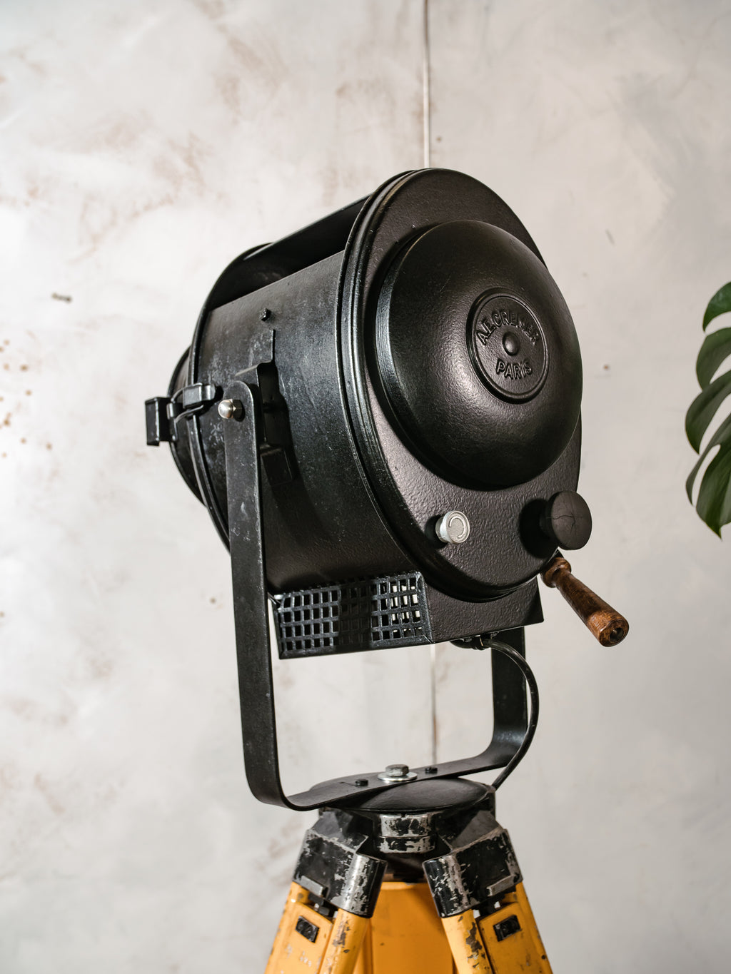 Antieke jaren 50 A.E. Cremer Paris Black Film Spotlight op vintage houten Landmeters statief, theaterlamp, industriële retro Fresne verlichting