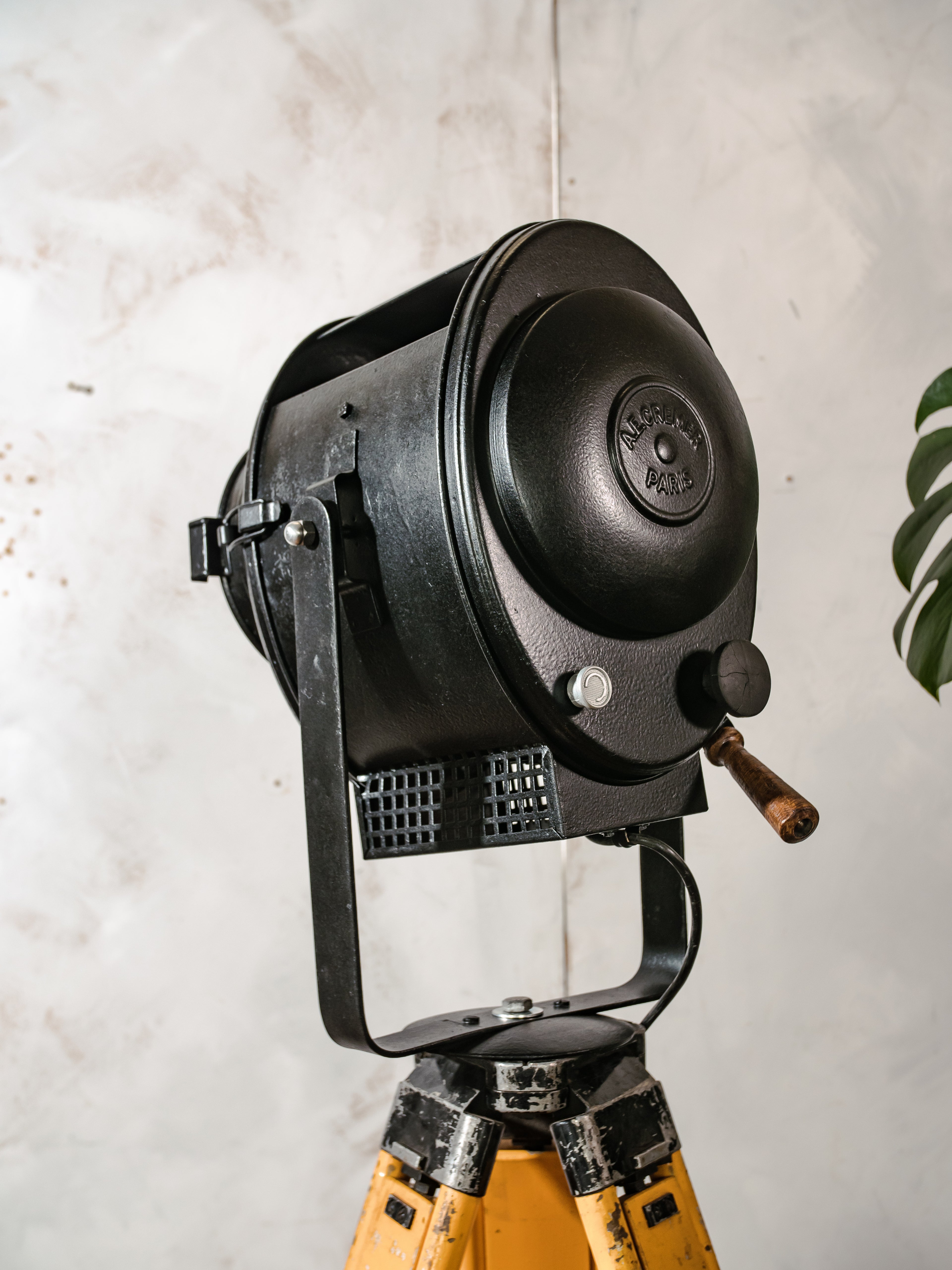Antieke jaren 50 A.E. Cremer Paris Black Film Spotlight op vintage houten Landmeters statief, theaterlamp, industriële retro Fresne verlichting