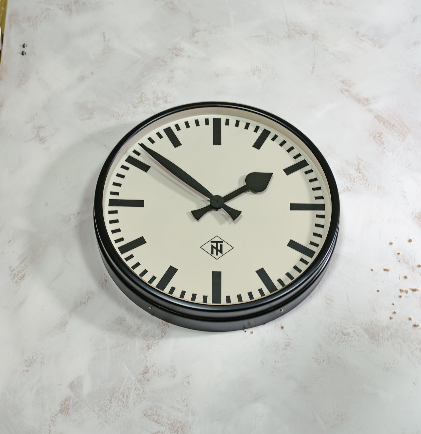 Grote vintage fabrieks wandklok uit de jaren 50 van TN, diameter Ø55 cm, satijn zwarte industriële telefonbau und Normalzeit klok