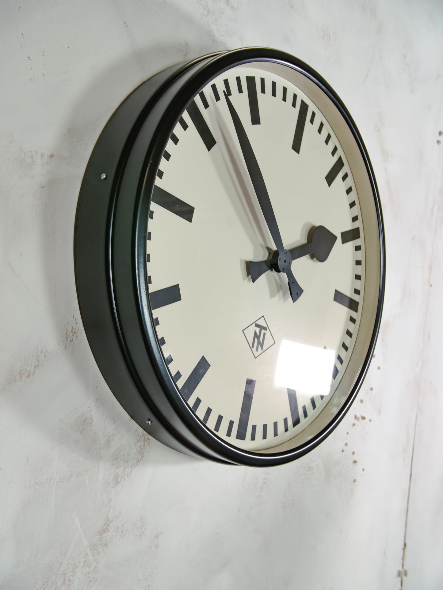 Grote vintage fabrieks wandklok uit de jaren 50 van TN, diameter Ø55 cm, satijn zwarte industriële telefonbau und Normalzeit klok