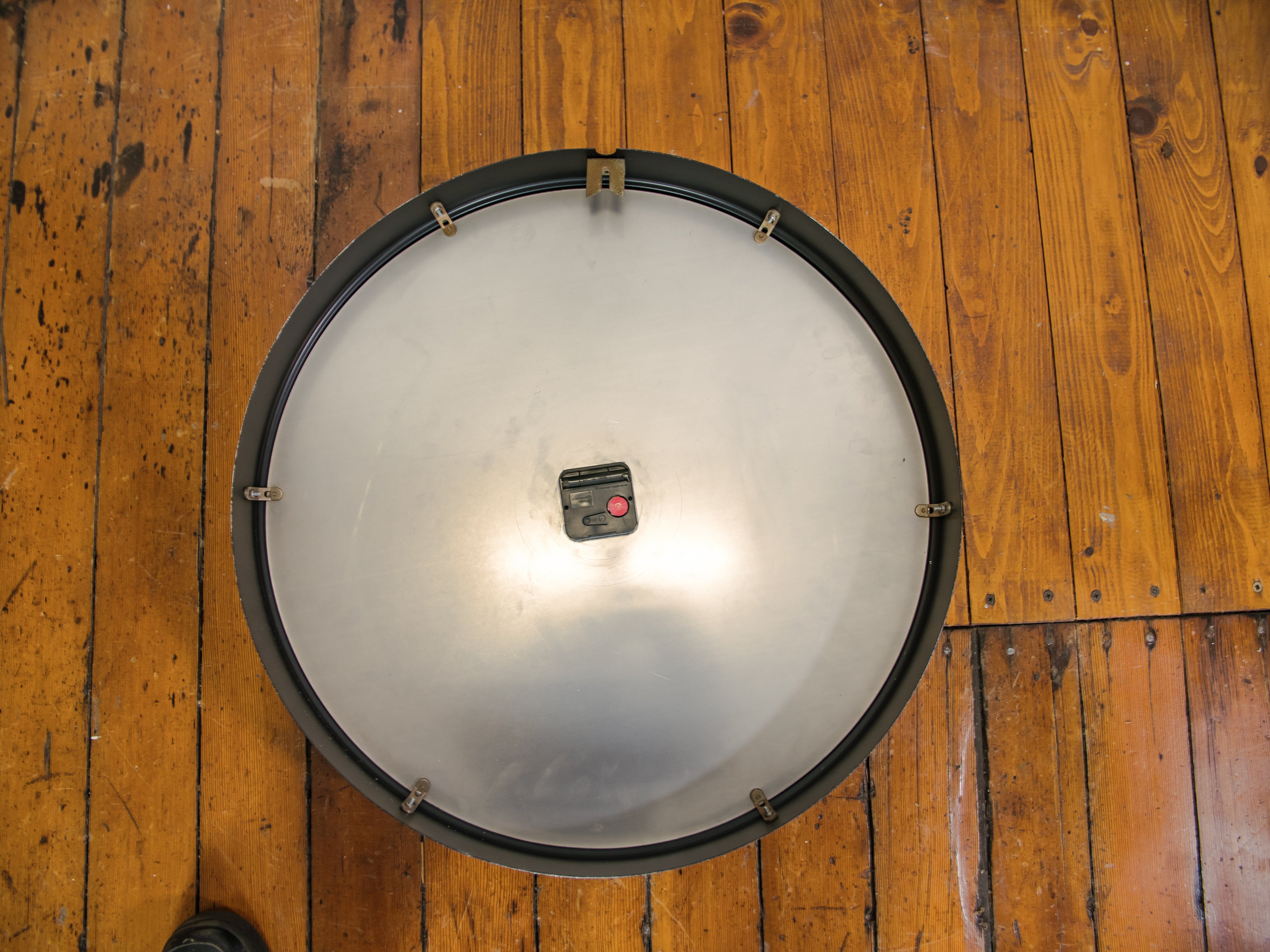 Grote vintage fabrieks wandklok uit de jaren 50 van TN, diameter Ø55 cm, satijn zwarte industriële telefonbau und Normalzeit klok