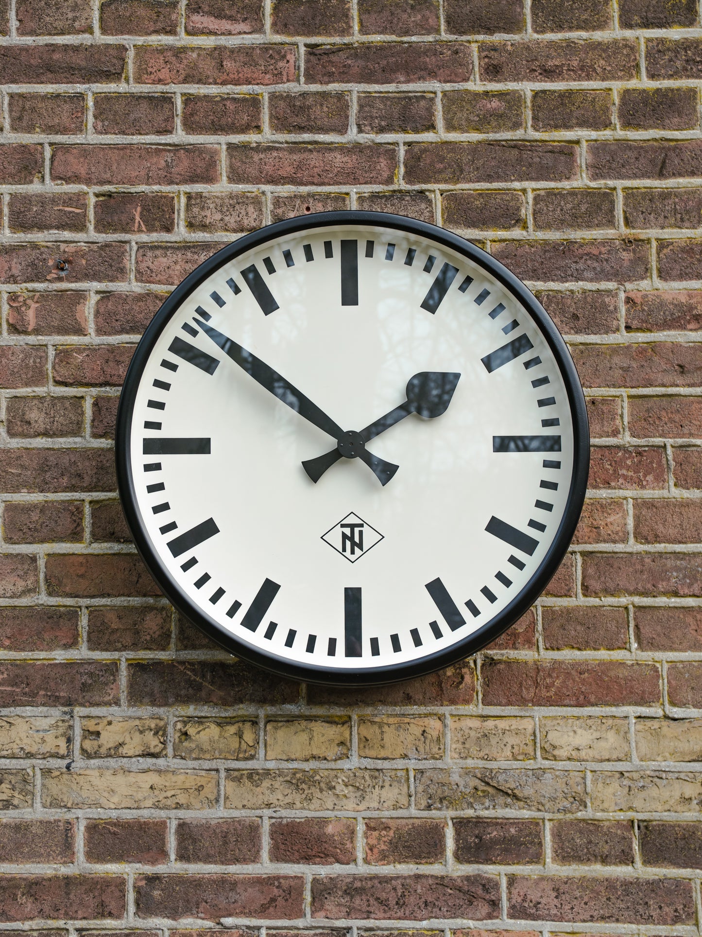 Grote vintage fabrieks wandklok uit de jaren 50 van TN, diameter Ø55 cm, satijn zwarte industriële telefonbau und Normalzeit klok