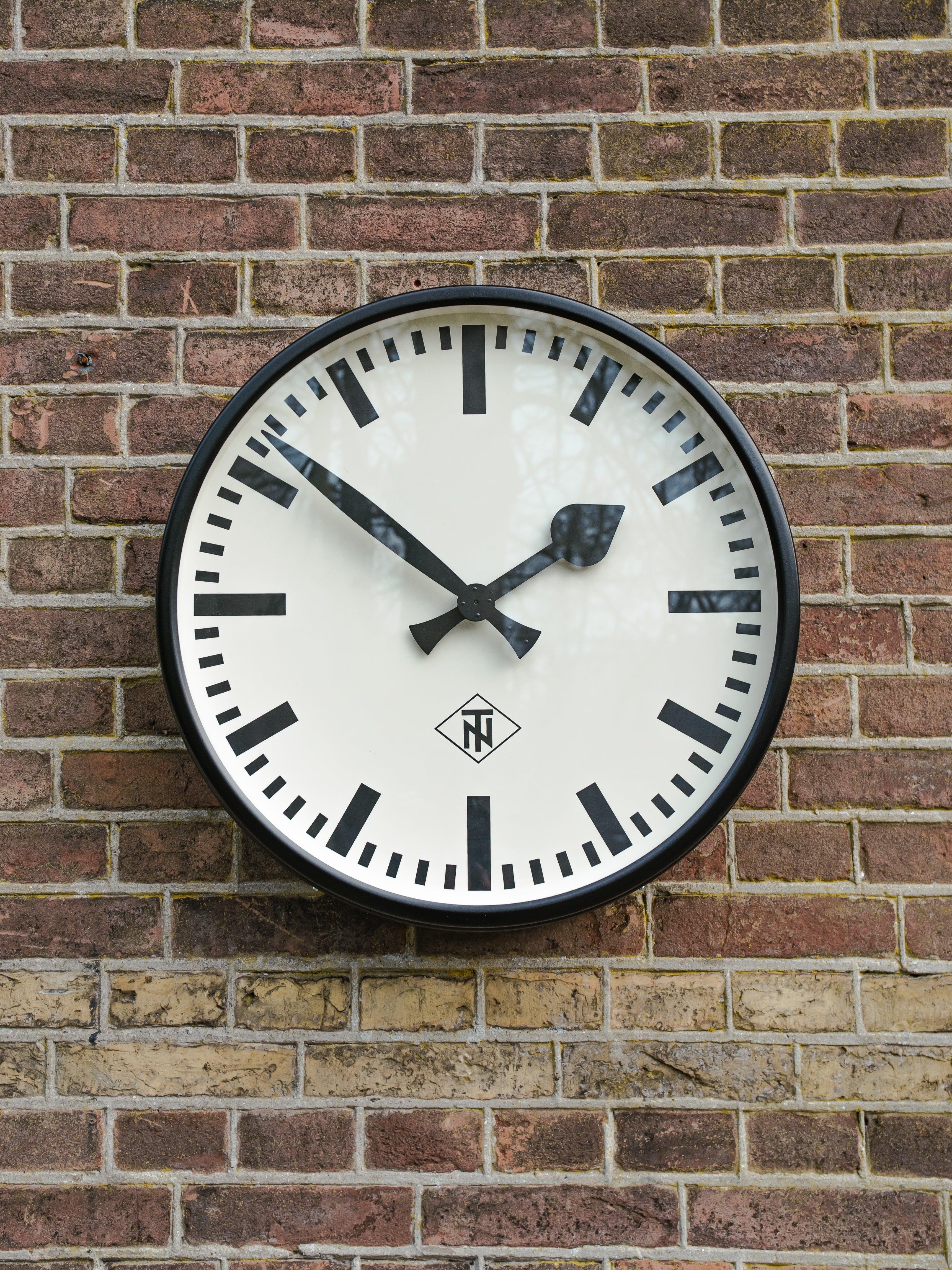 Grote vintage fabrieks wandklok uit de jaren 50 van TN, diameter Ø55 cm, satijn zwarte industriële telefonbau und Normalzeit klok