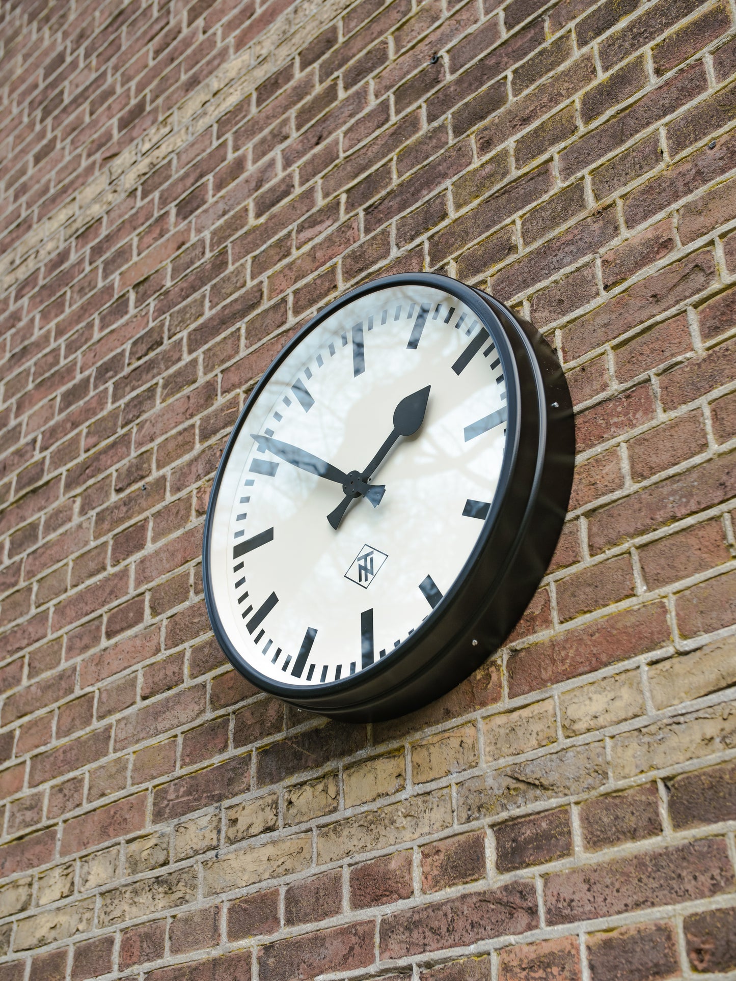 Grote vintage fabrieks wandklok uit de jaren 50 van TN, diameter Ø55 cm, satijn zwarte industriële telefonbau und Normalzeit klok