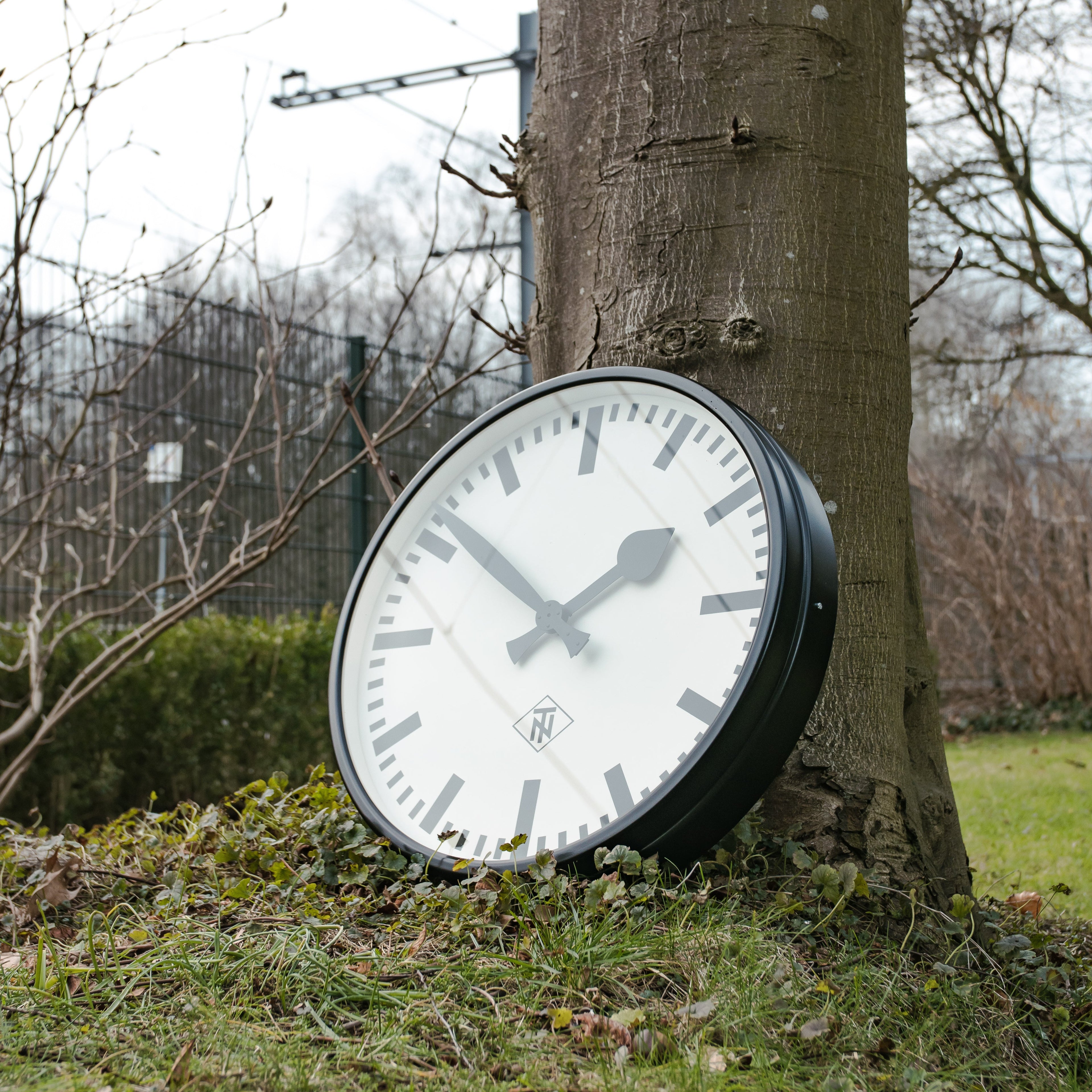 Grote vintage fabrieks wandklok uit de jaren 50 van TN, diameter Ø55 cm, satijn zwarte industriële telefonbau und Normalzeit klok