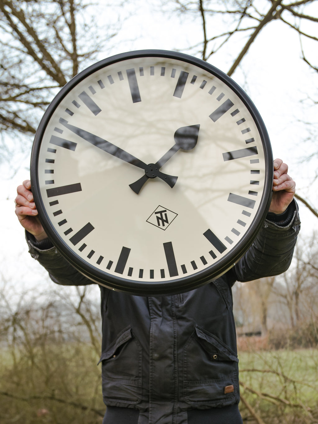 Grote vintage fabrieks wandklok uit de jaren 50 van TN, diameter Ø55 cm, satijn zwarte industriële telefonbau und Normalzeit klok
