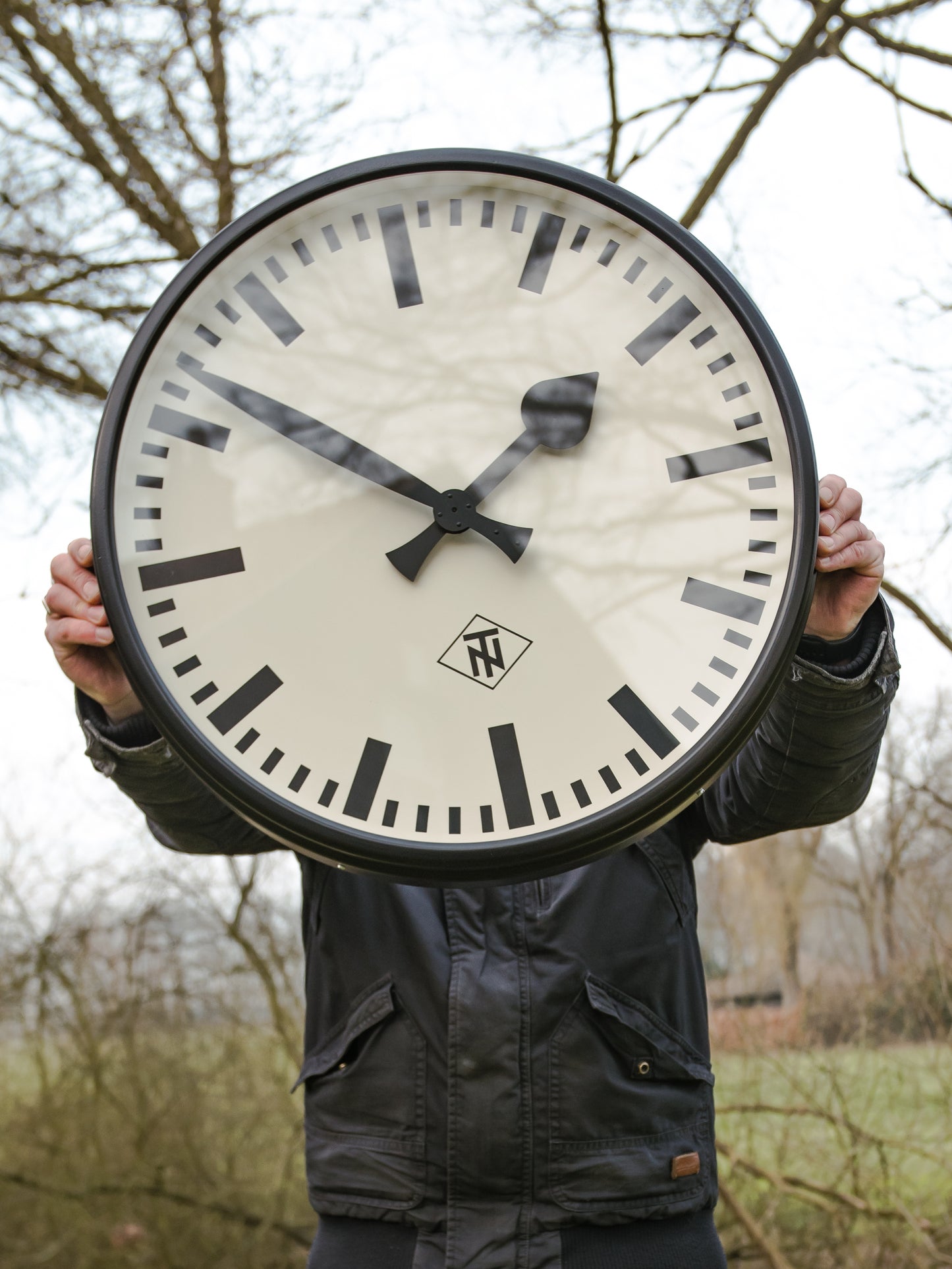 Grote vintage fabrieks wandklok uit de jaren 50 van TN, diameter Ø55 cm, satijn zwarte industriële telefonbau und Normalzeit klok