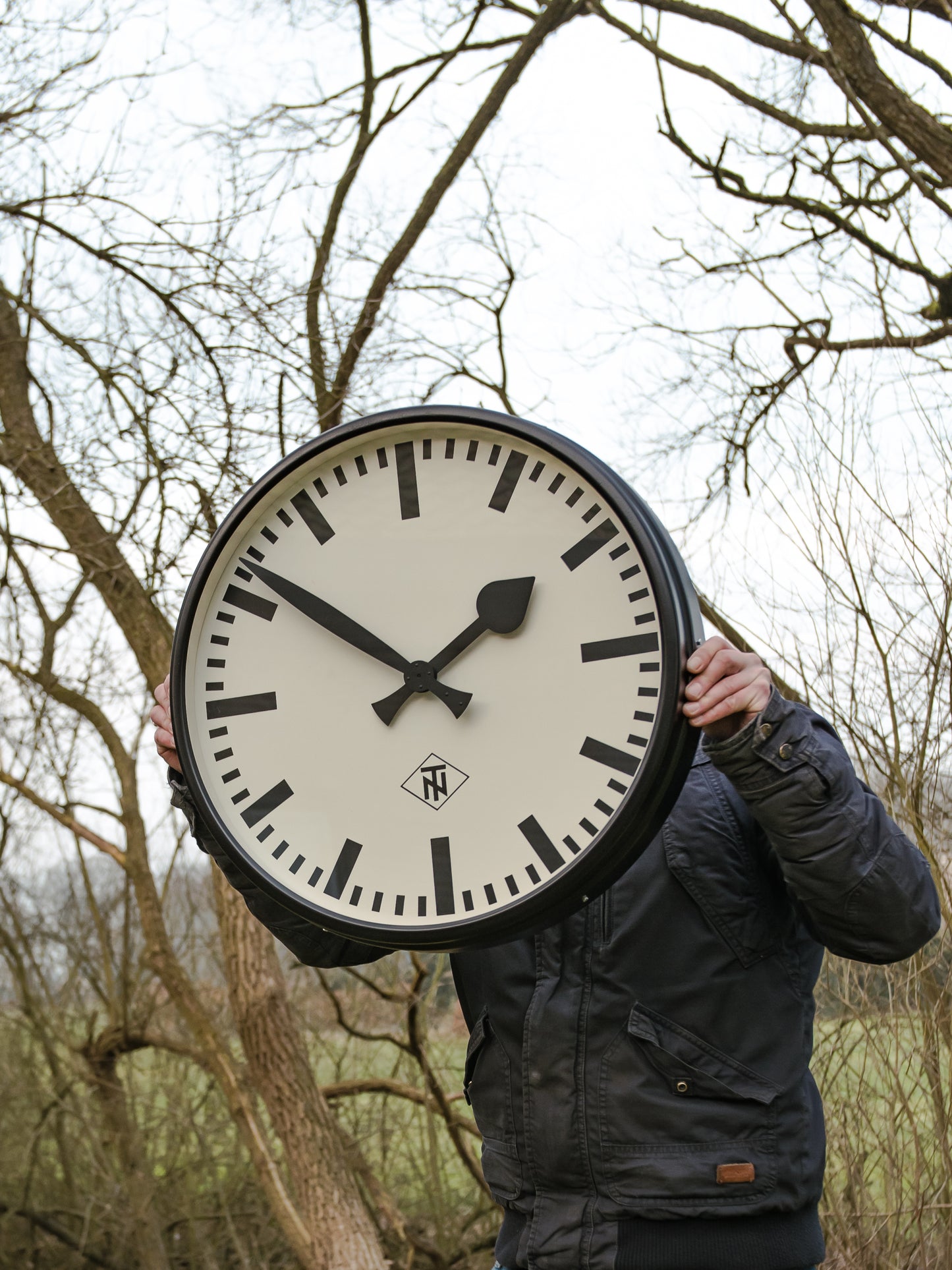 Grote vintage fabrieks wandklok uit de jaren 50 van TN, diameter Ø55 cm, satijn zwarte industriële telefonbau und Normalzeit klok