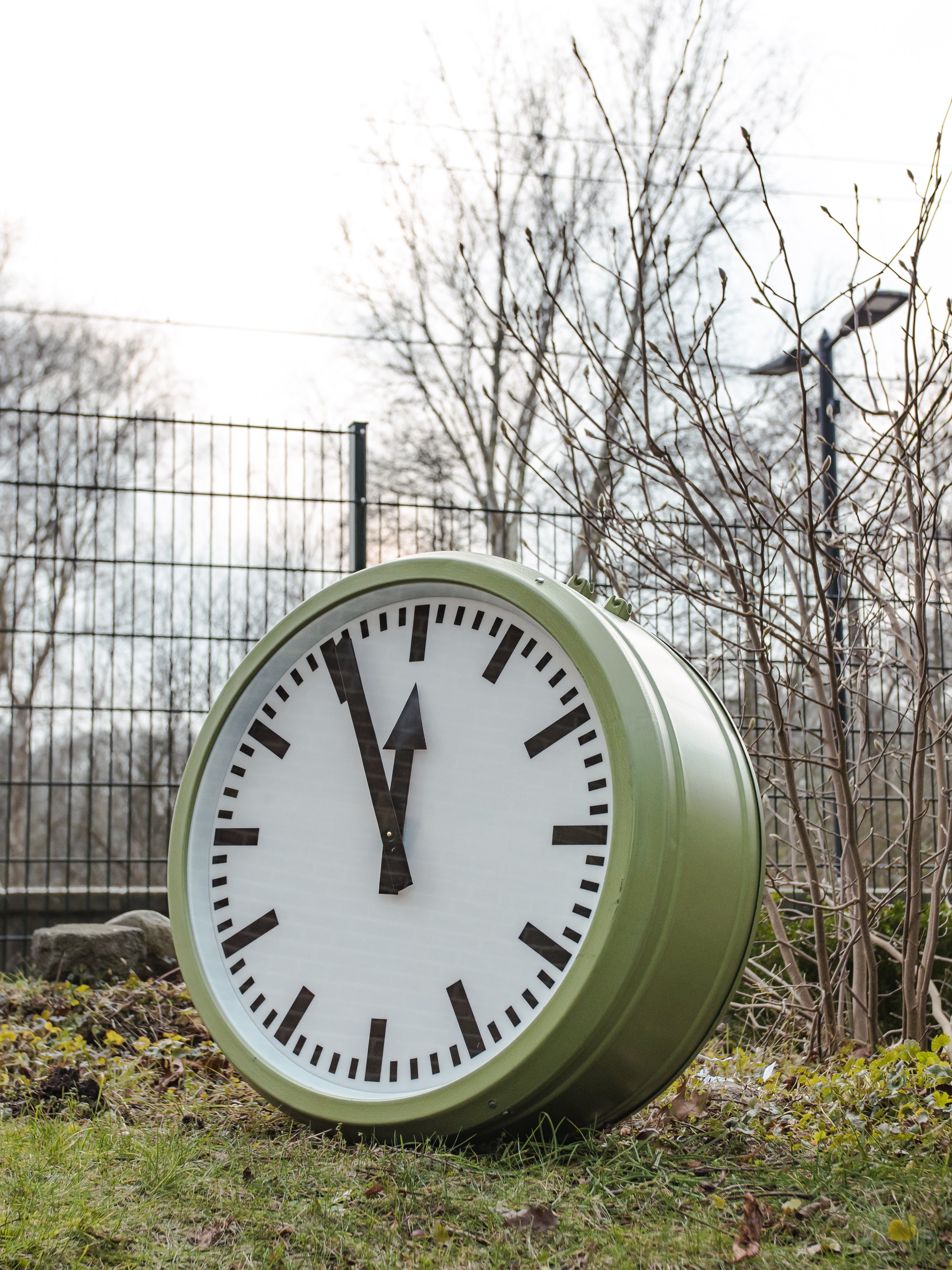 Dubbelzijdige verlichte stationsklok uit de jaren 50 van RFT, Rundfunk und Fermelde Technik Germany, diameter Ø75 CM, LED en kwarts omgebouwd