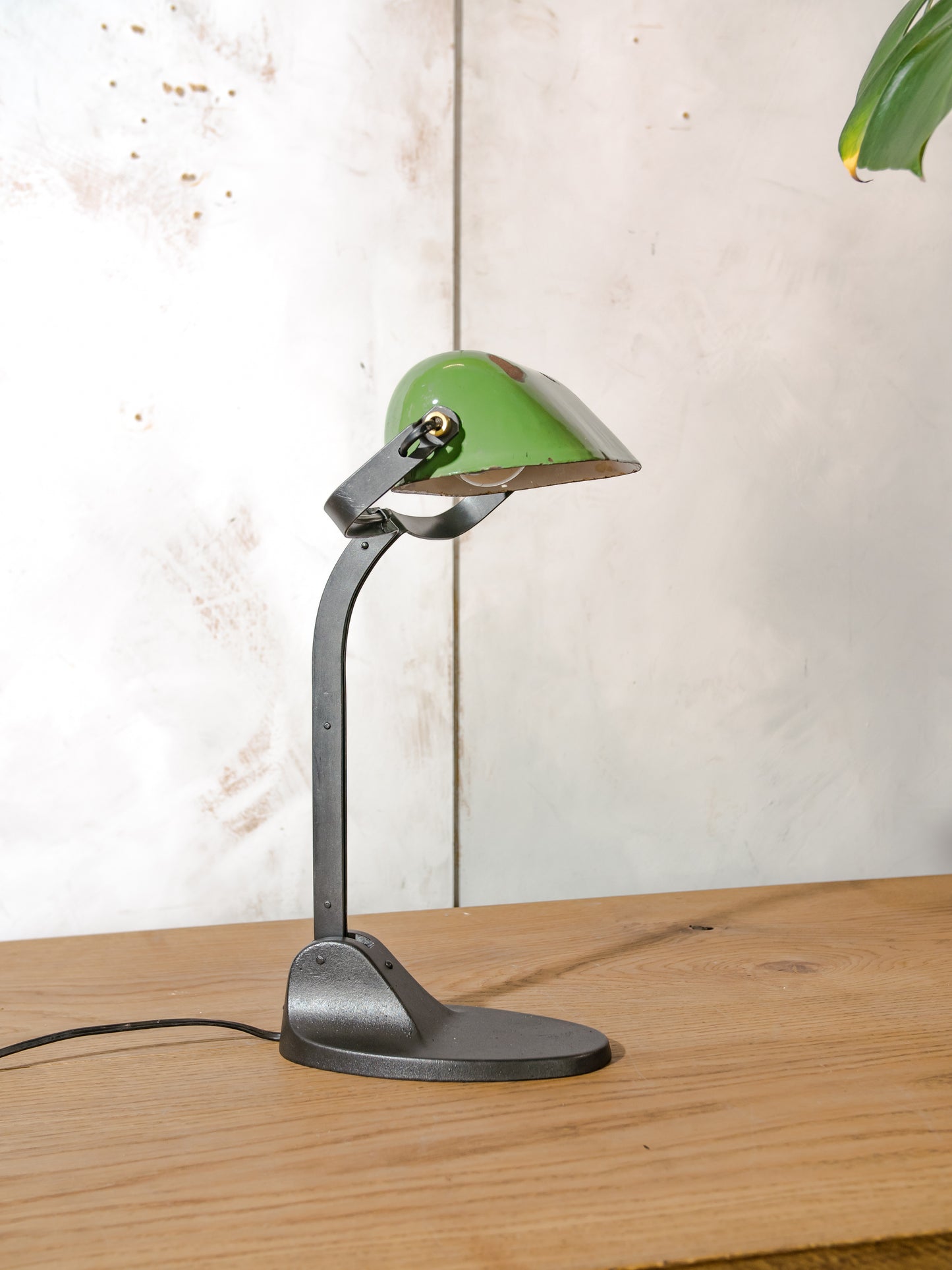 Rare 1920s Viktoria Bankers Desk Lamp with Green enamel shade, Art Deco Elegance, Classic Notary Light with Cast iron Base