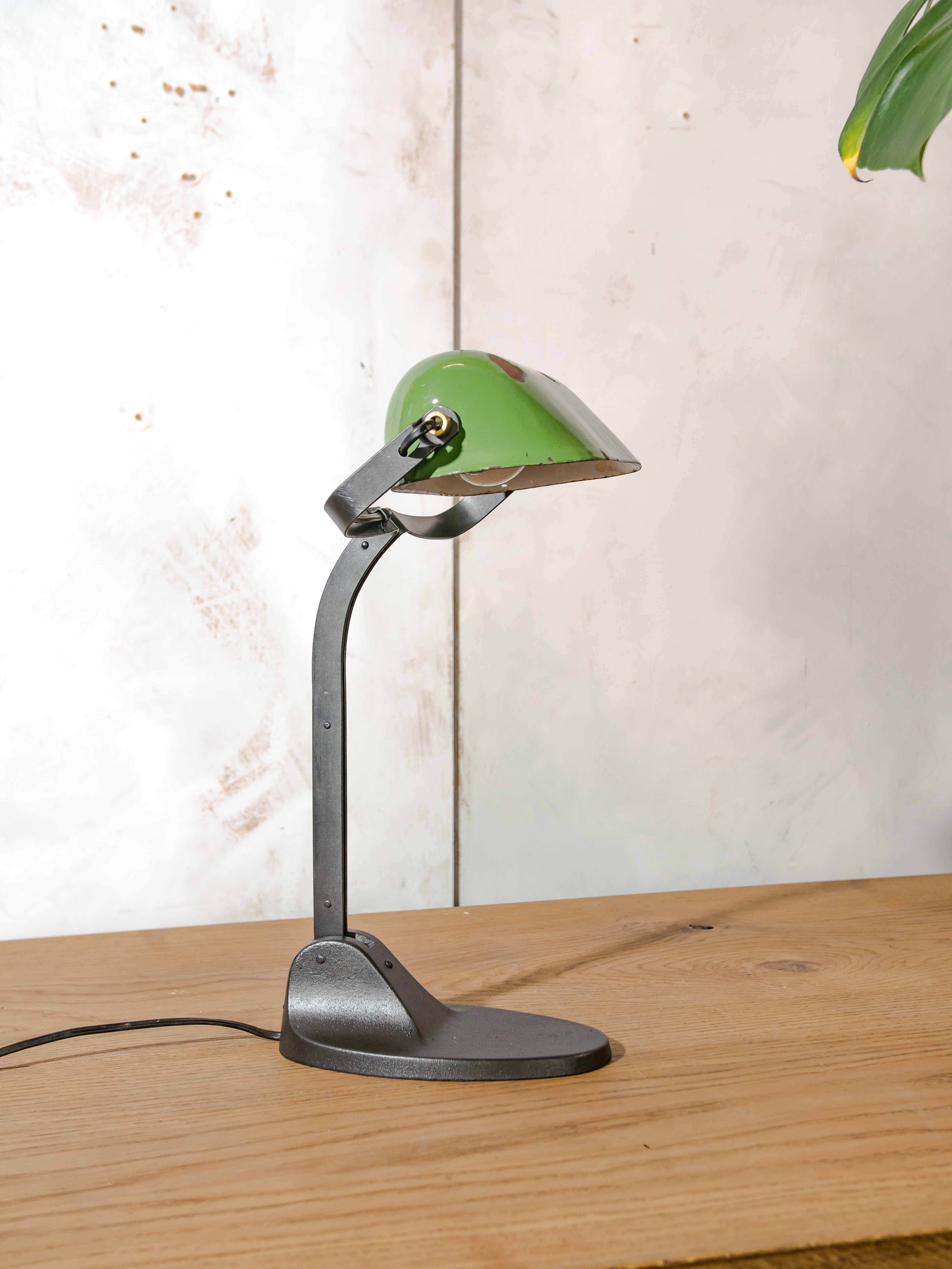 Rare 1920s Viktoria Bankers Desk Lamp with Green enamel shade, Art Deco Elegance, Classic Notary Light with Cast iron Base