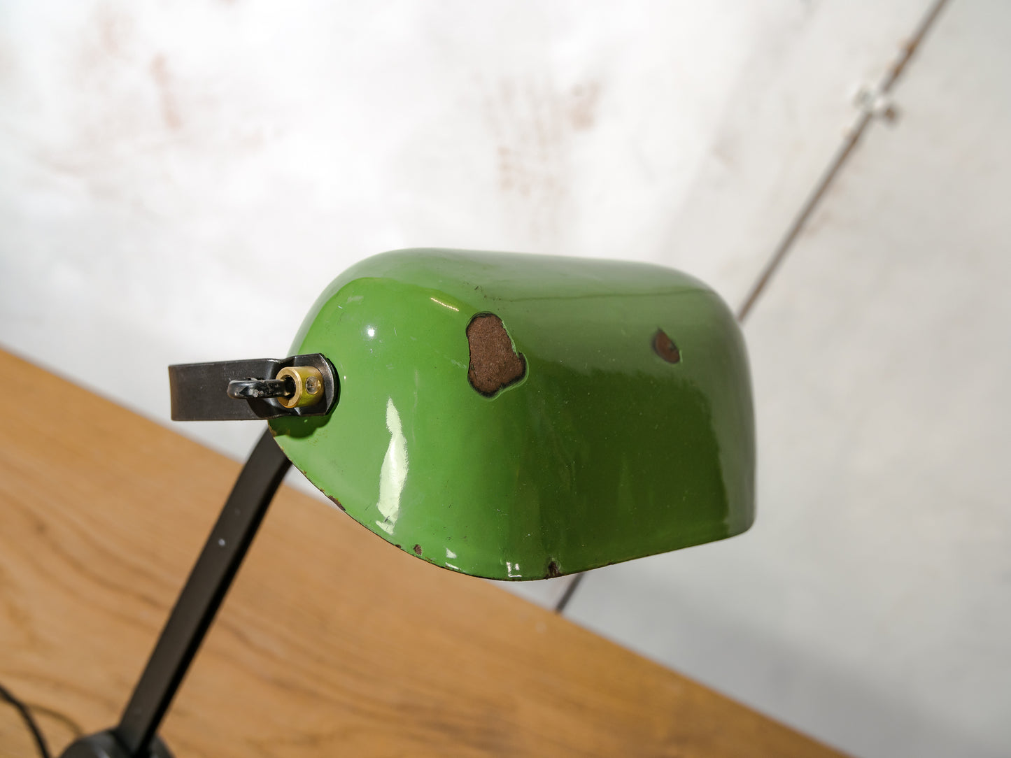 Rare 1920s Viktoria Bankers Desk Lamp with Green enamel shade, Art Deco Elegance, Classic Notary Light with Cast iron Base