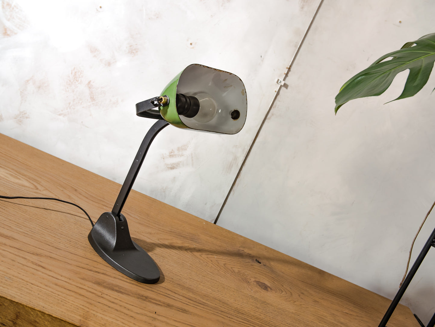 Rare 1920s Viktoria Bankers Desk Lamp with Green enamel shade, Art Deco Elegance, Classic Notary Light with Cast iron Base