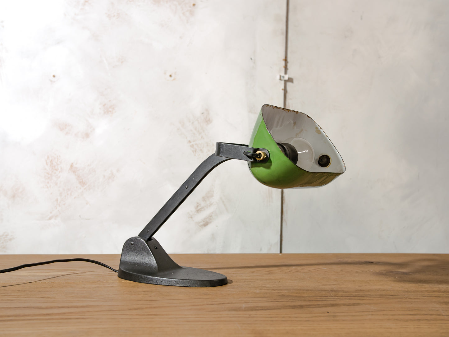 Rare 1920s Viktoria Bankers Desk Lamp with Green enamel shade, Art Deco Elegance, Classic Notary Light with Cast iron Base