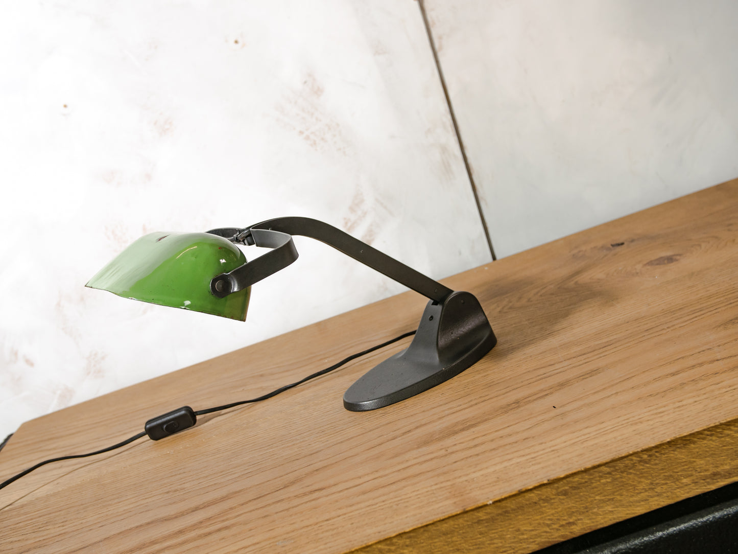 Rare 1920s Viktoria Bankers Desk Lamp with Green enamel shade, Art Deco Elegance, Classic Notary Light with Cast iron Base