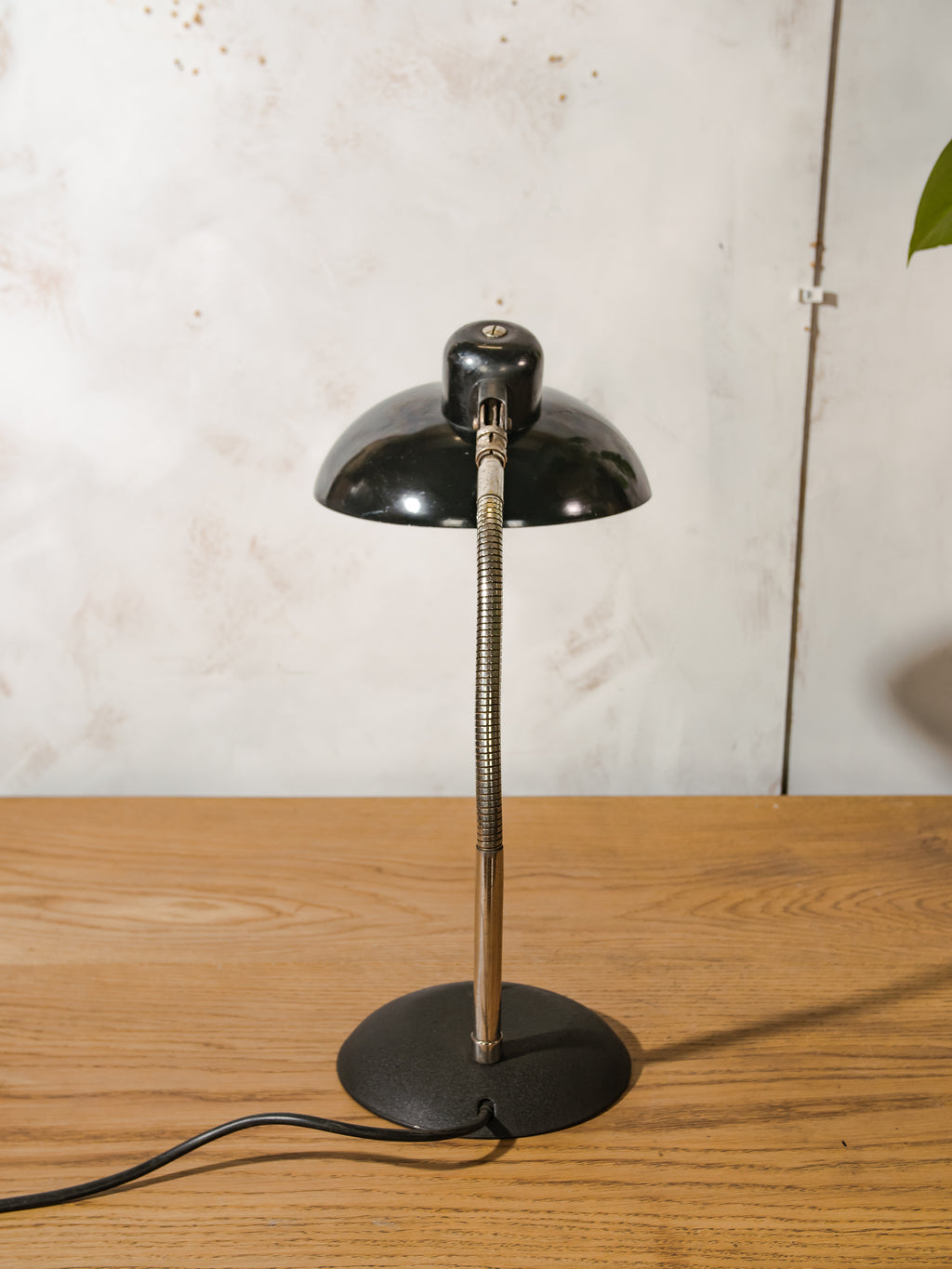SIS Duitsland Bauhaus Bureaulamp Zwart Model 50, 1960s Mid Century Modern Tafelverlichting, Grote lampenkap E27