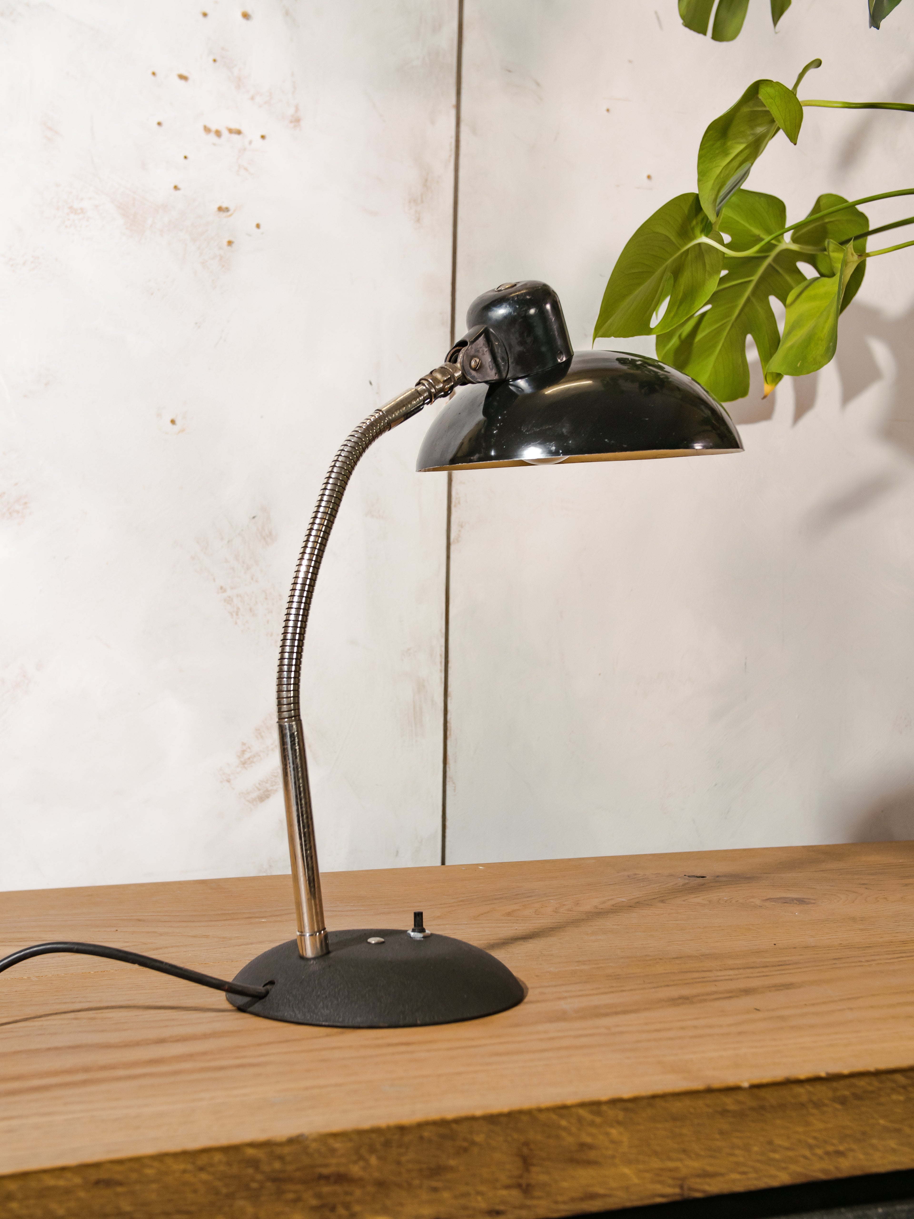 SIS Duitsland Bauhaus Bureaulamp Zwart Model 50, 1960s Mid Century Modern Tafelverlichting, Grote lampenkap E27