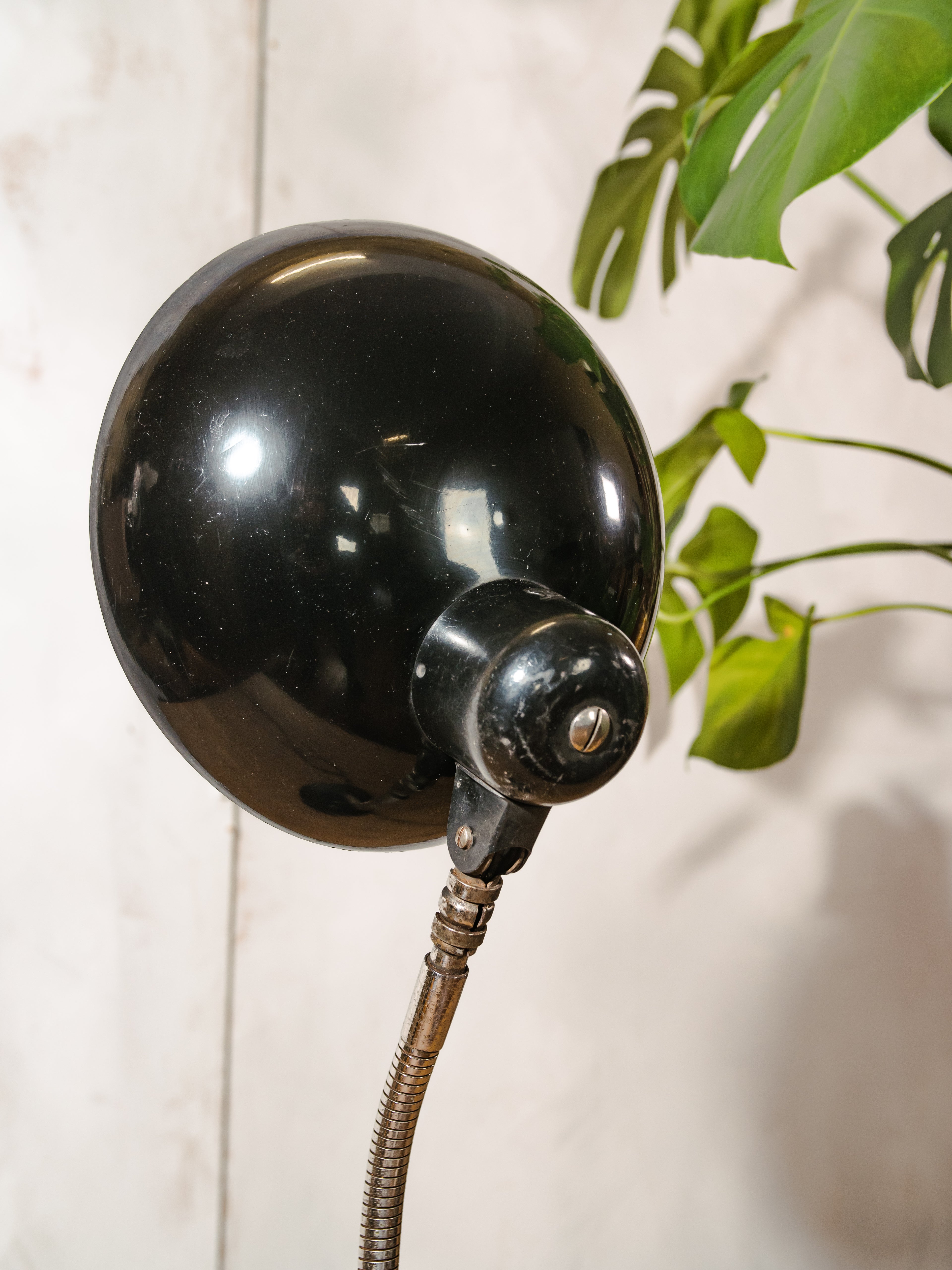 SIS Duitsland Bauhaus Bureaulamp Zwart Model 50, 1960s Mid Century Modern Tafelverlichting, Grote lampenkap E27
