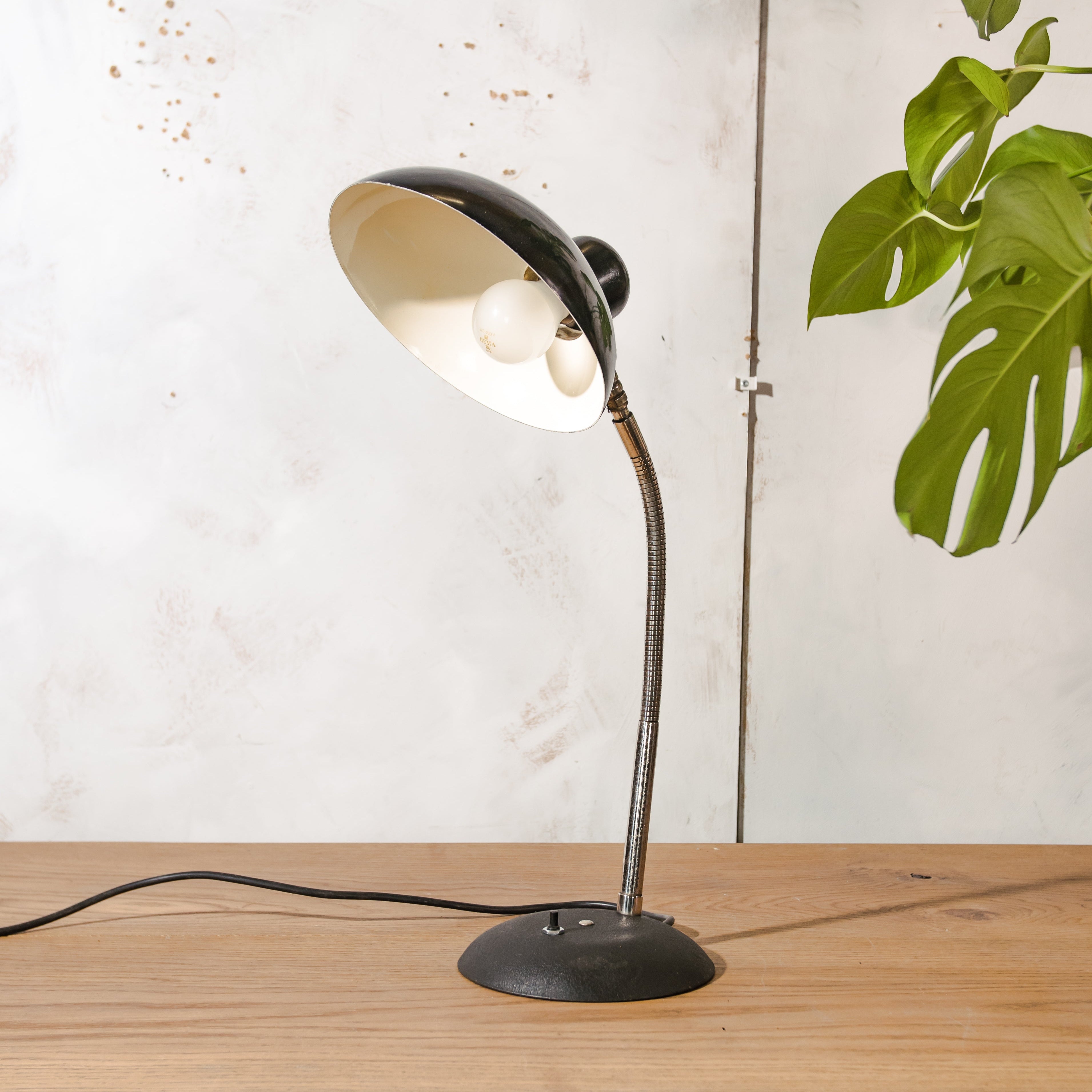 SIS Duitsland Bauhaus Bureaulamp Zwart Model 50, 1960s Mid Century Modern Tafelverlichting, Grote lampenkap E27