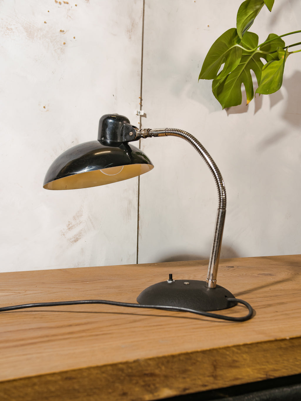 SIS Duitsland Bauhaus Bureaulamp Zwart Model 50, 1960s Mid Century Modern Tafelverlichting, Grote lampenkap E27