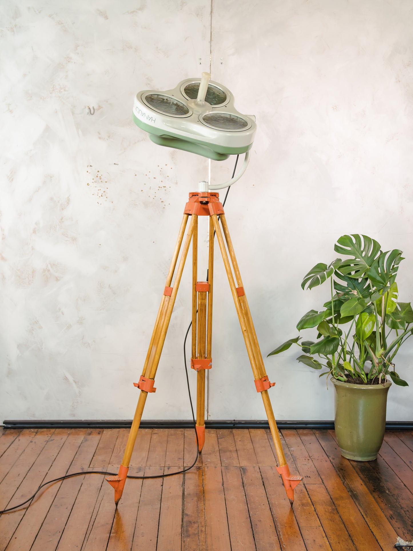 White & Green Retro Medical Spotlight Floor Lamp by Heraeus Hanaulux, Upcycled Hospital History on wooden Surveyors Tripod