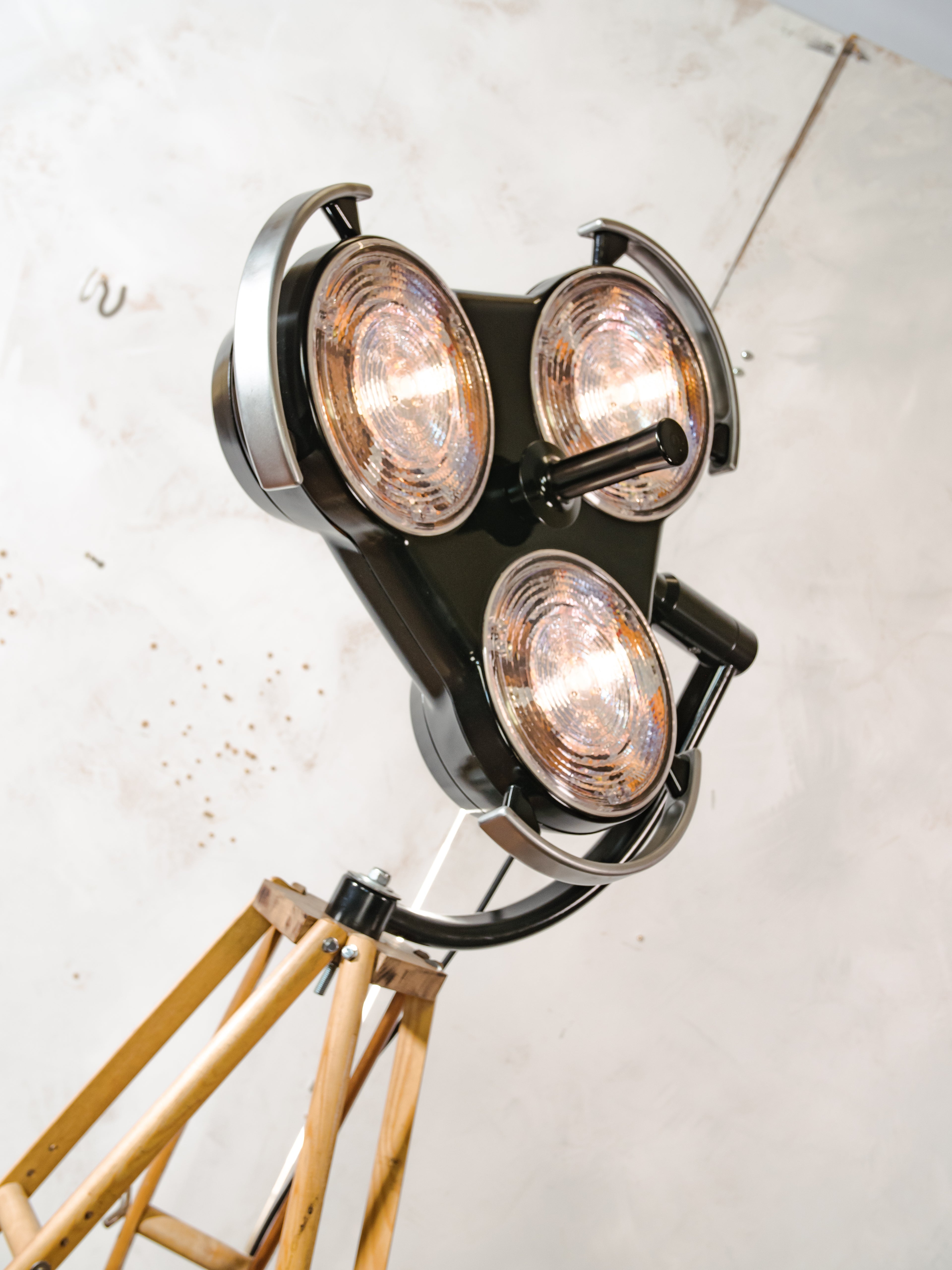 Schaduwloze 3-weg ziekenhuislamp, staande lamp, gerecyclede industriële spot op houten statief, retro chirurgie statement verlichting Loft & Studio