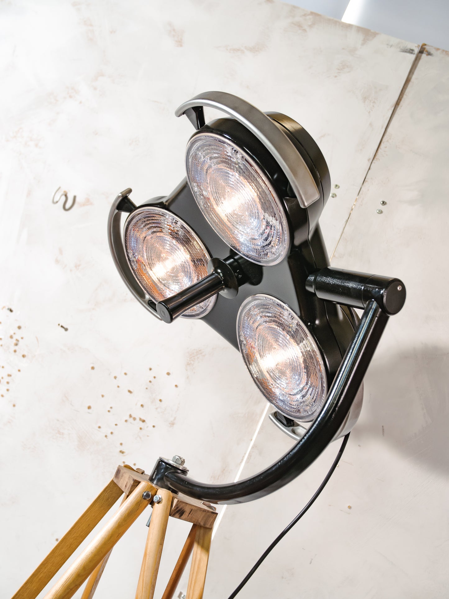 Shadowless 3-Way Hospital Lamp Floor Light, Upcycled Industrial Spotlight on Wooden Tripod, Retro Surgery Statement Lighting Loft & Studio