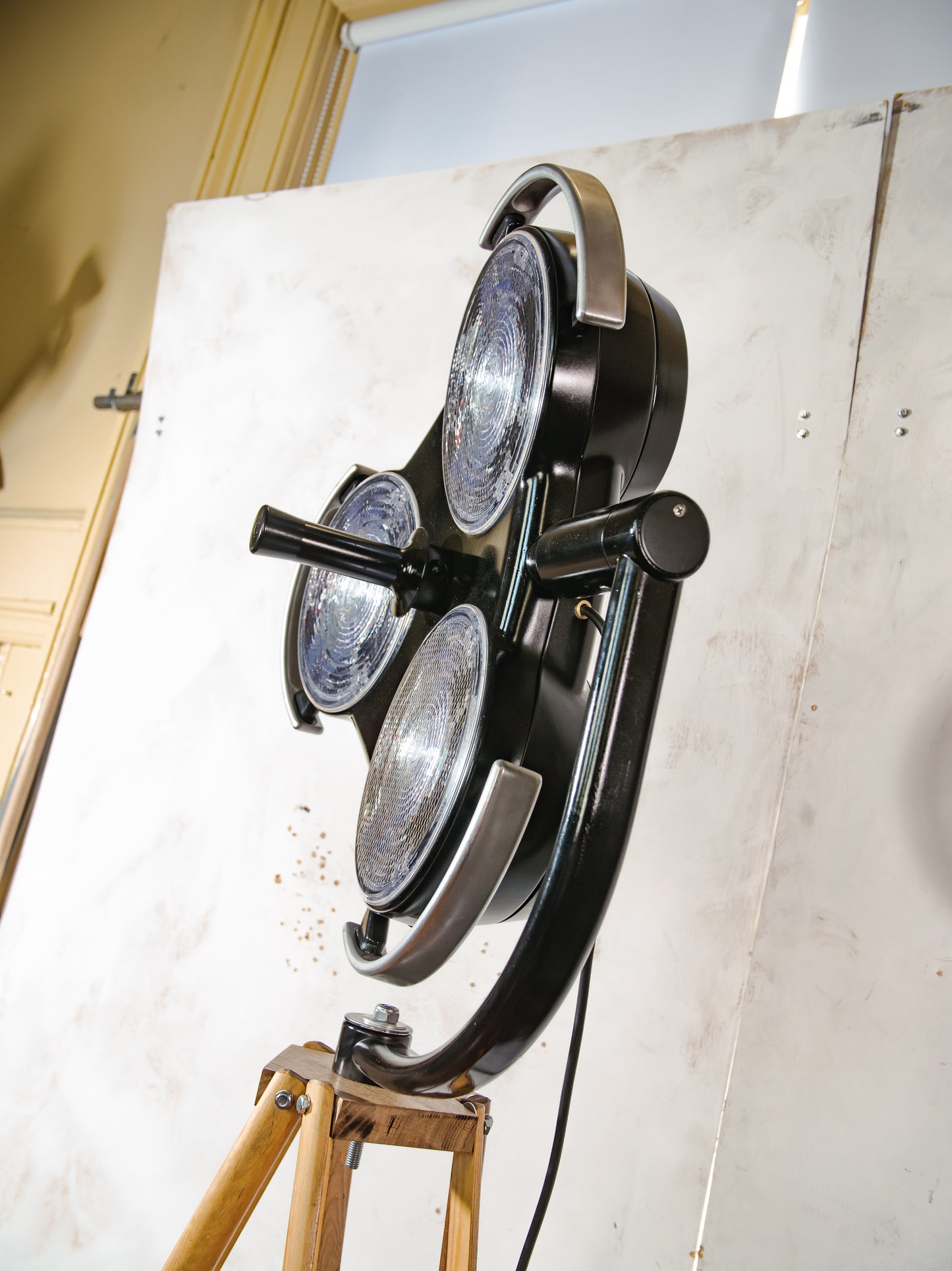 Shadowless 3-Way Hospital Lamp Floor Light, Upcycled Industrial Spotlight on Wooden Tripod, Retro Surgery Statement Lighting Loft & Studio