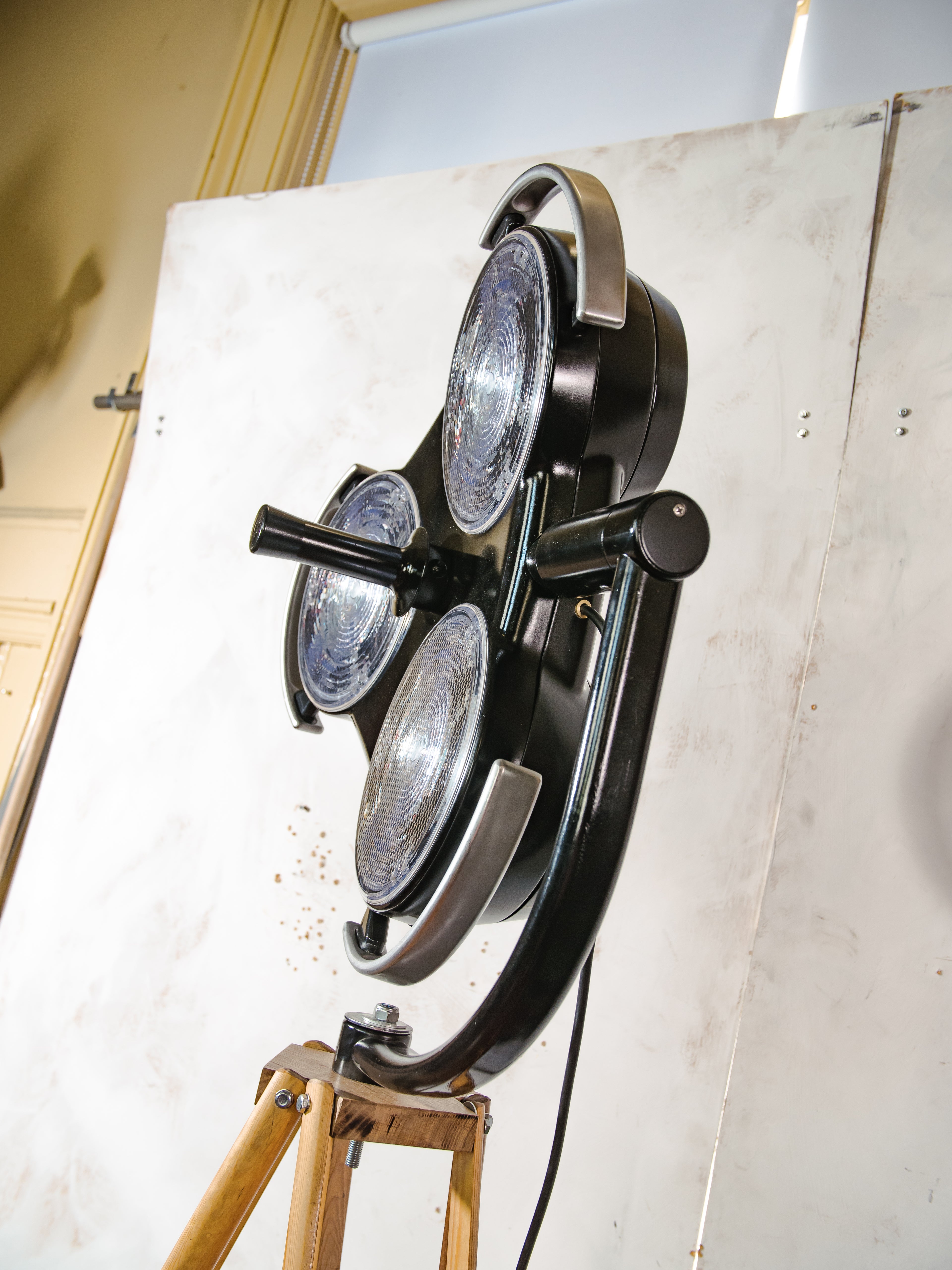 Schaduwloze 3-weg ziekenhuislamp, staande lamp, gerecyclede industriële spot op houten statief, retro chirurgie statement verlichting Loft & Studio