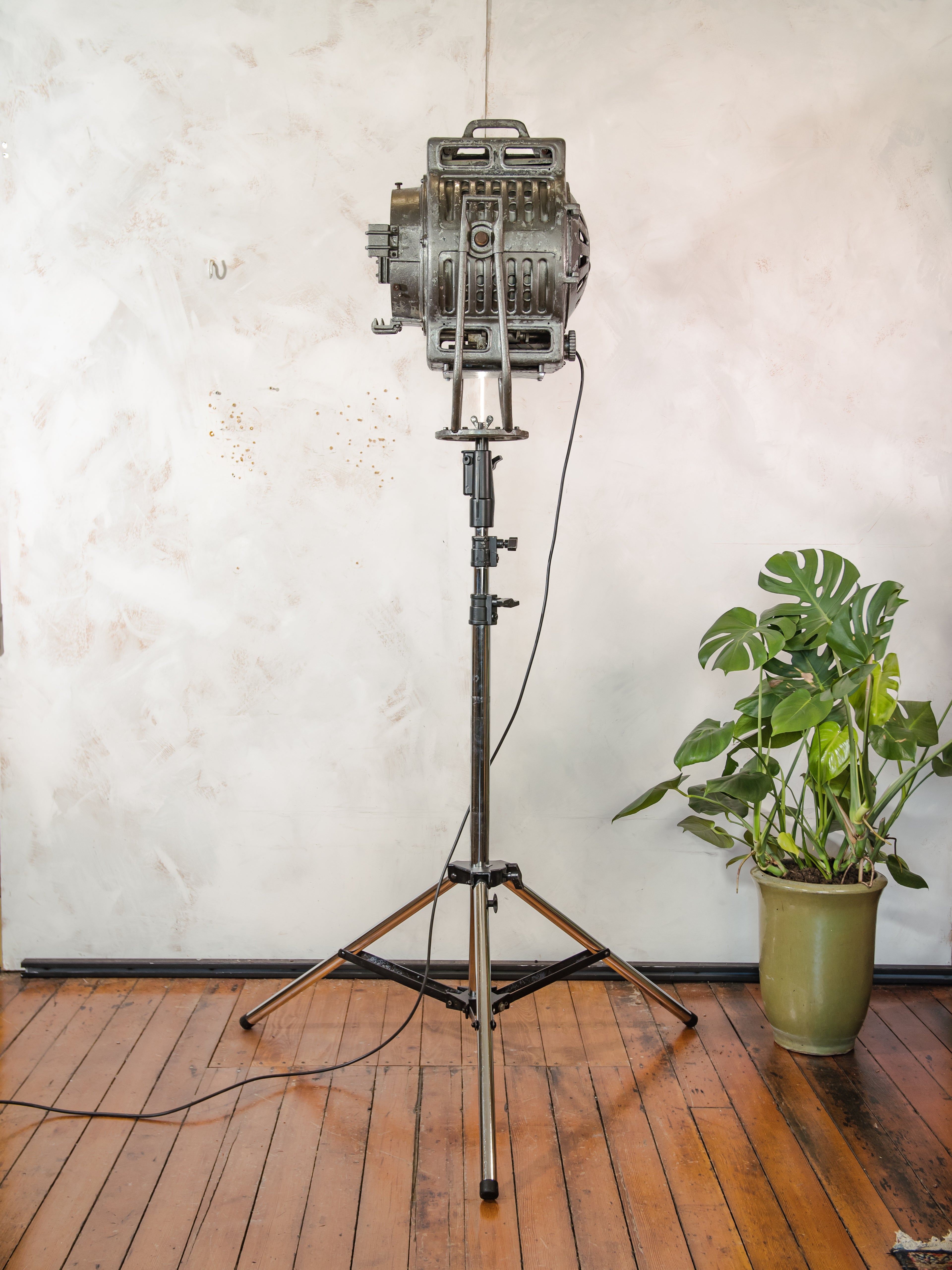 Vintage ARRI 2KW Arnold & Richter Cinema Spotlight vloerlamp: Hollywood Theater verlichting, Patina