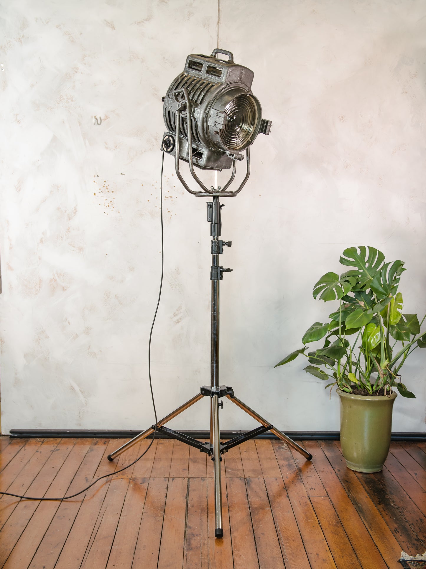 Vintage ARRI 2KW Arnold & Richter Cinema Spotlight Floor Lamp: Hollywood Theater Lighting, Patina