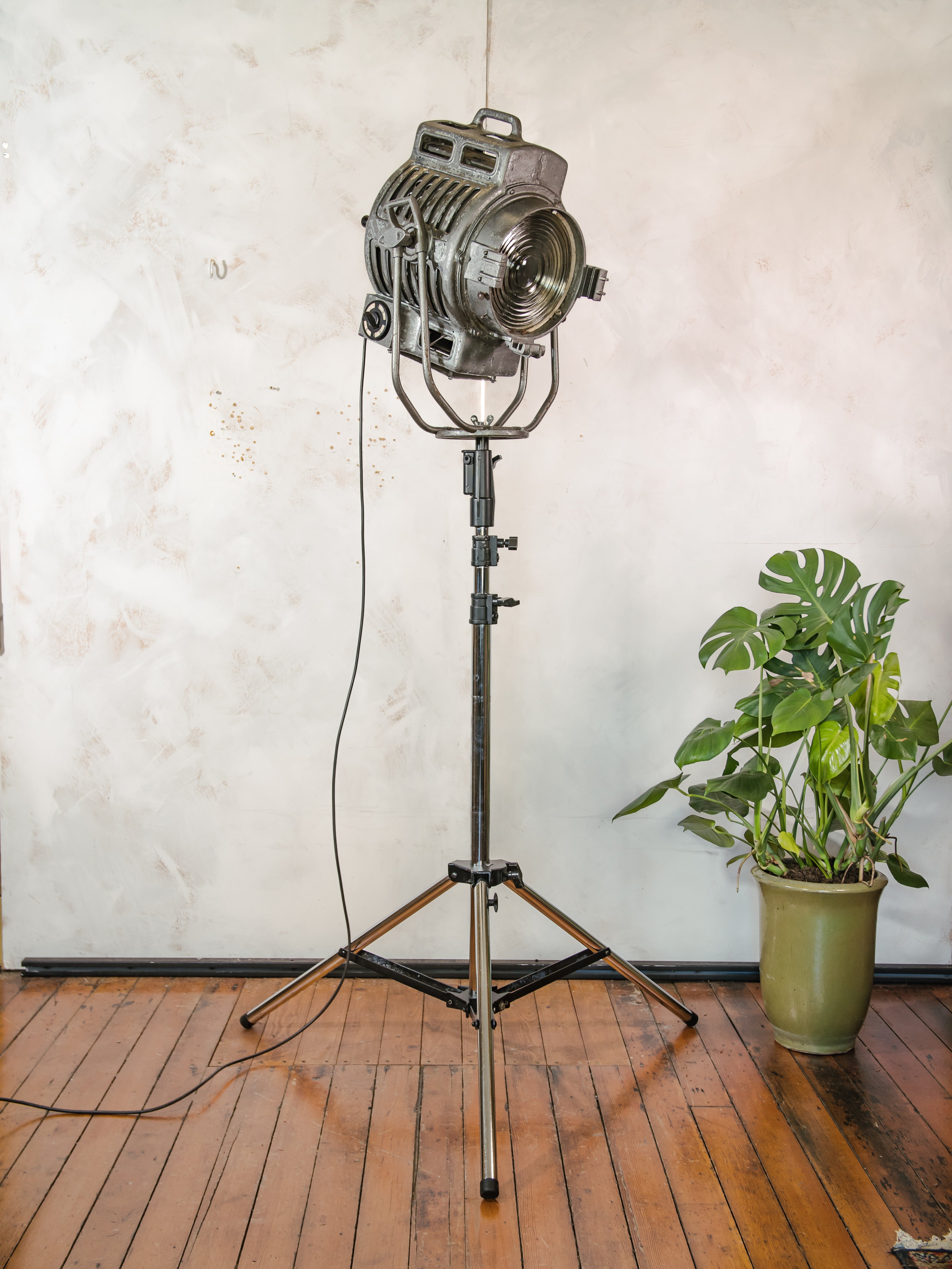 Vintage ARRI 2KW Arnold & Richter Cinema Spotlight vloerlamp: Hollywood Theater verlichting, Patina