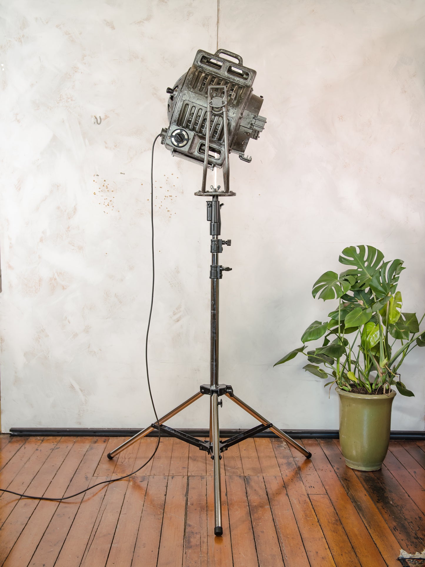 Vintage ARRI 2KW Arnold & Richter Cinema Spotlight Floor Lamp: Hollywood Theater Lighting, Patina