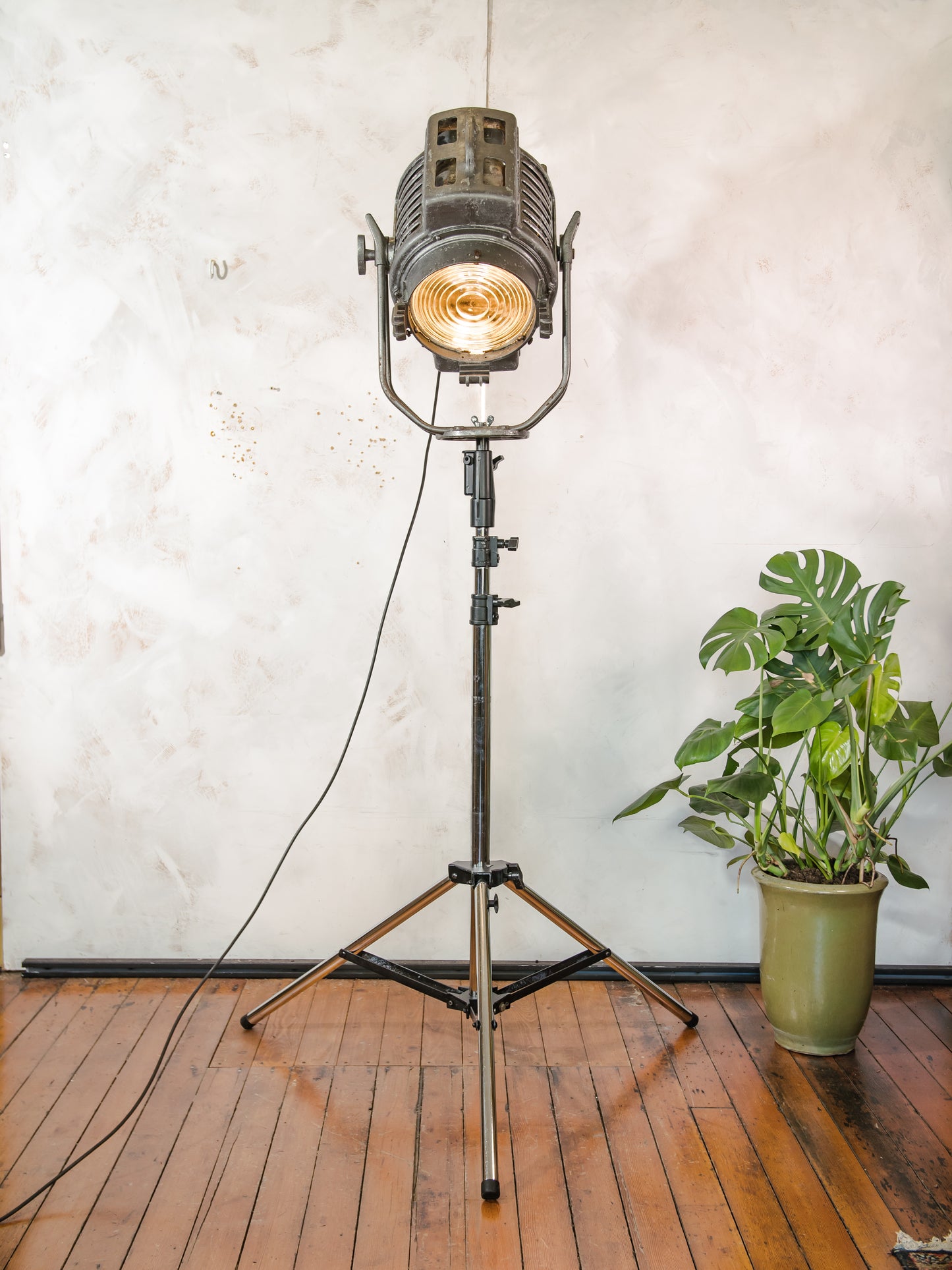 Vintage ARRI 2KW Arnold & Richter Cinema Spotlight Floor Lamp: Hollywood Theater Lighting, Patina