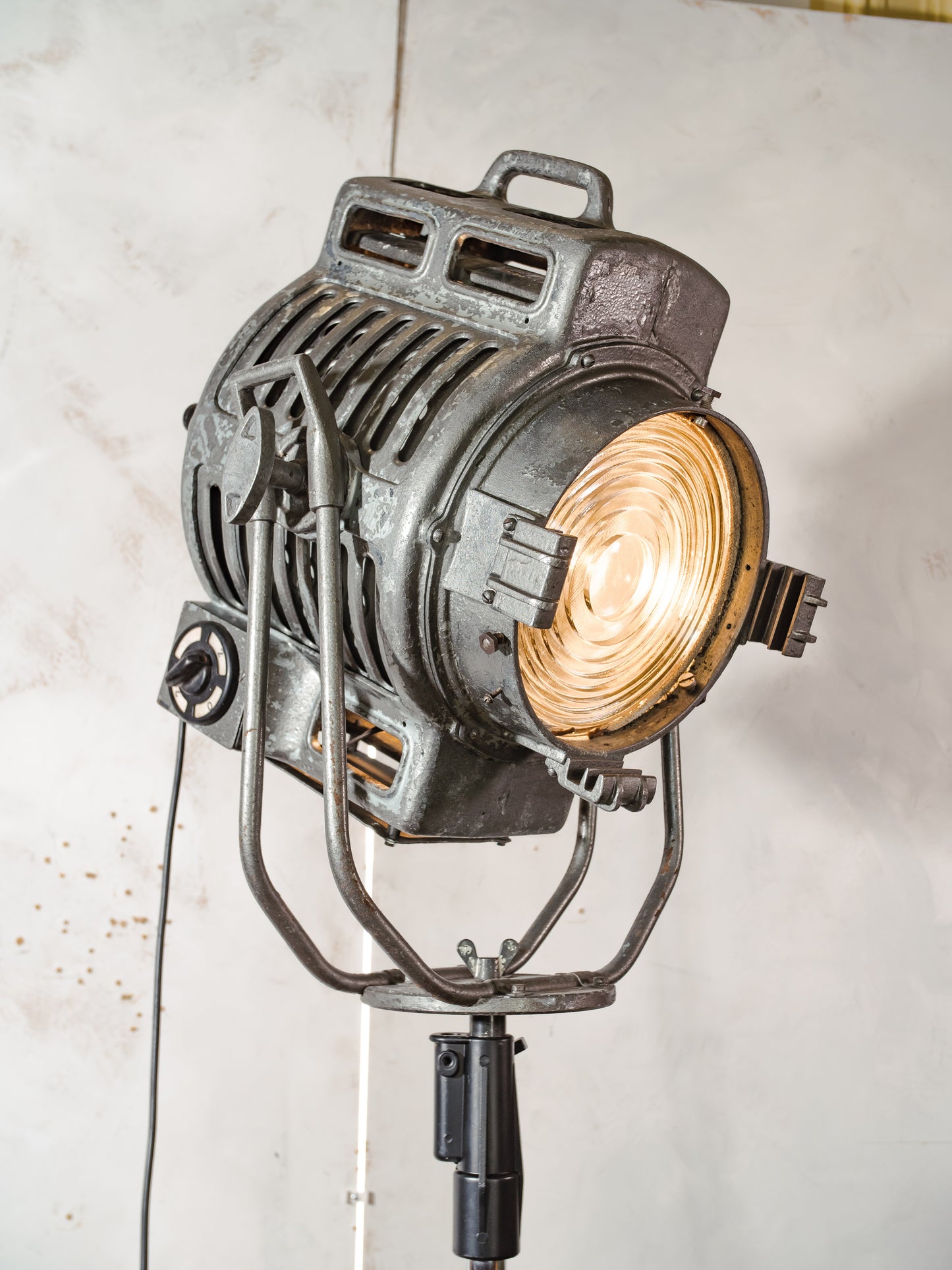 Vintage ARRI 2KW Arnold & Richter Cinema Spotlight Floor Lamp: Hollywood Theater Lighting, Patina