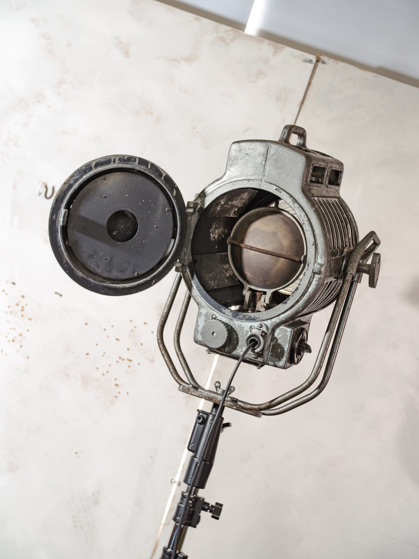 Vintage ARRI 2KW Arnold & Richter Cinema Spotlight Floor Lamp: Hollywood Theater Lighting, Patina