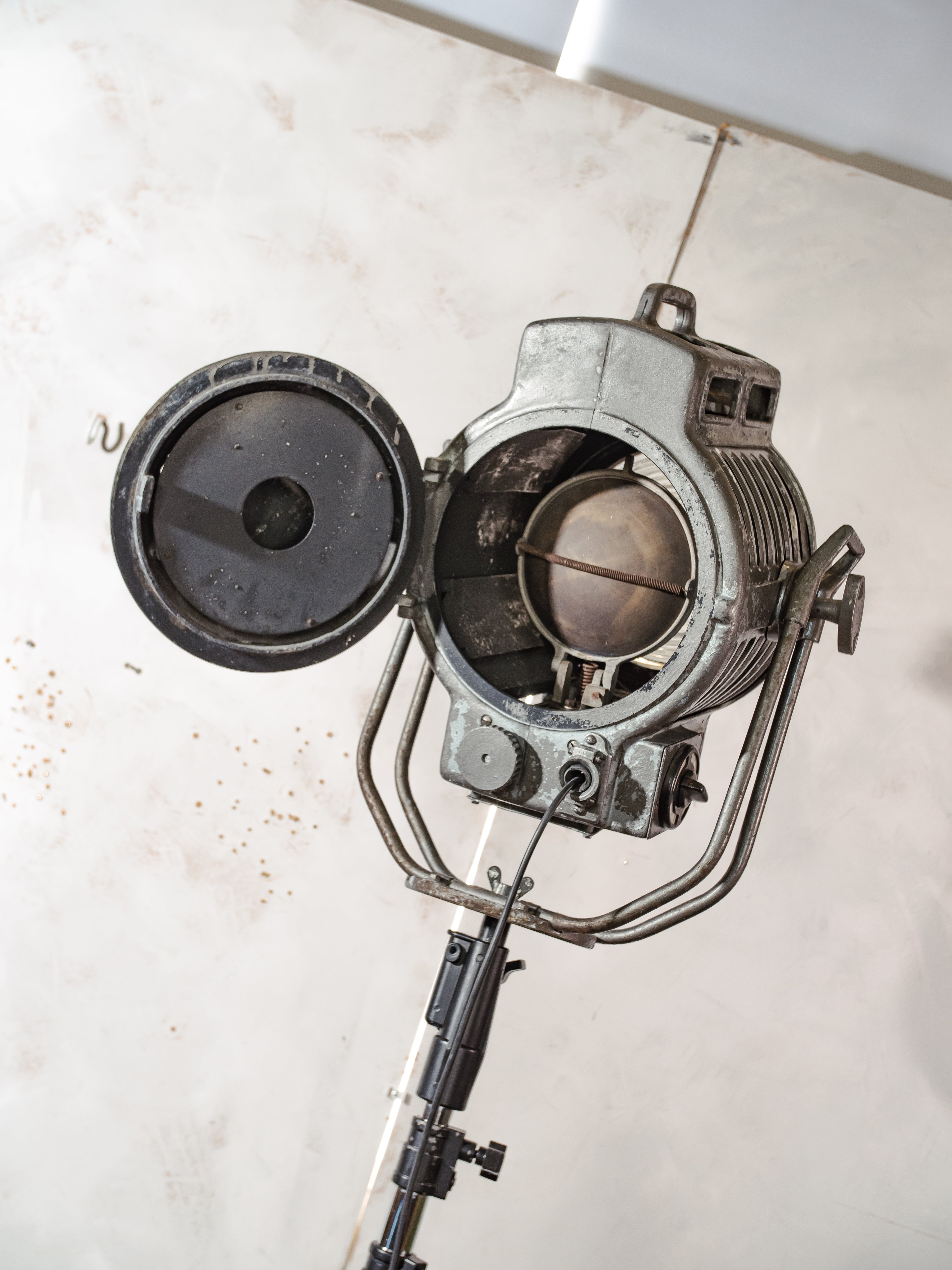 Vintage ARRI 2KW Arnold & Richter Cinema Spotlight Floor Lamp: Hollywood Theater Lighting, Patina